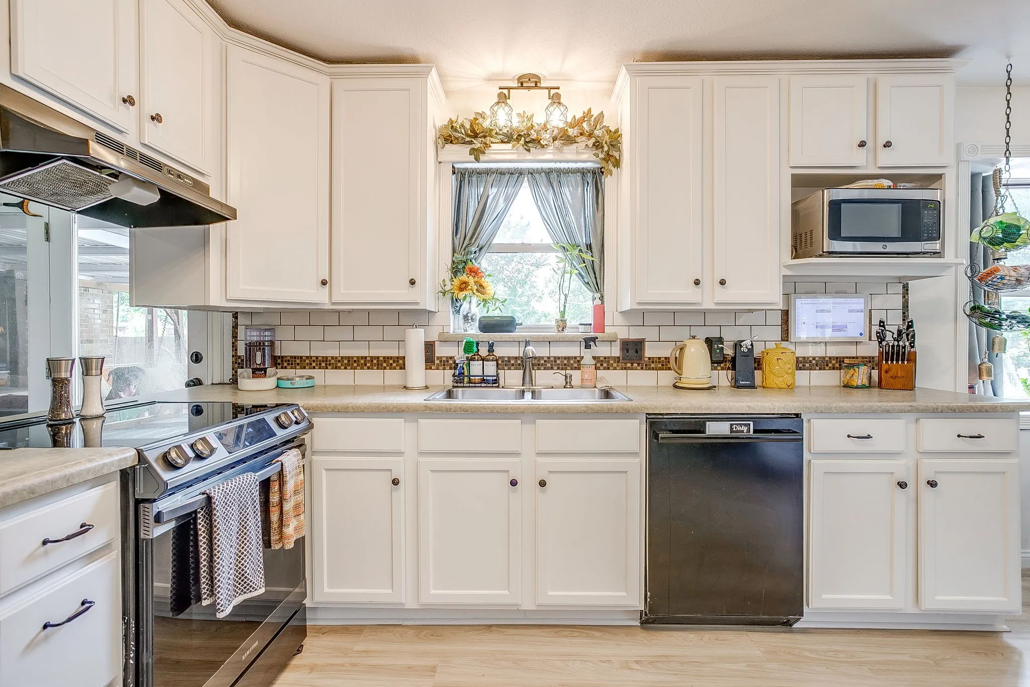 Single Family Residence For Sale in Johnson County , 122 Valley Vista Drive, Burleson, Texas 76028, 4 Bedroom, 2 Bathroom, Garage spaces, 2,379 Sqft, built in 1979, mls#21244441, Real Estate Agent in Burleson, Homes For Sale in Johnson county, Homes For Sale in Burleson, Realtor in Burleson Texas, Real Estate Brokerage Independent Realty Texas, Luminita Cordes Realtor