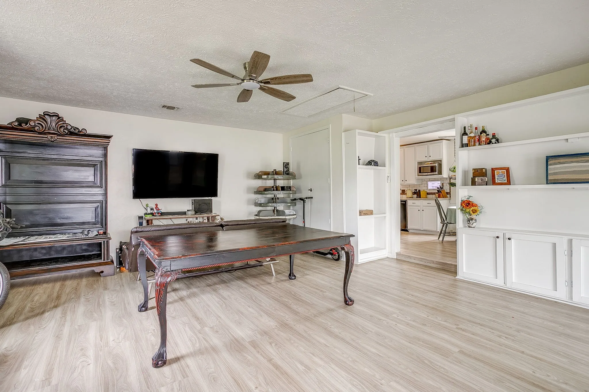 Single Family Residence For Sale in Johnson County , 122 Valley Vista Drive, Burleson, Texas 76028, 4 Bedroom, 2 Bathroom, Garage spaces, 2,379 Sqft, built in 1979, mls#21244441, Real Estate Agent in Burleson, Homes For Sale in Johnson county, Homes For Sale in Burleson, Realtor in Burleson Texas, Real Estate Brokerage Independent Realty Texas, Luminita Cordes Realtor