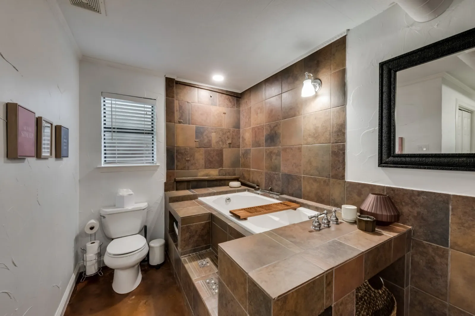 Single Family Residence For Sale in Collin County , 17920 Hillcrest Road, Dallas, Texas 75252, 3 Bedroom, 3 Bathroom, 2 Garage spaces, 2,264 Sqft, built in 1987, Preowned, mls#21246373, Real Estate Agent in Dallas, Homes For Sale in Collin county, Homes For Sale in Dallas, Realtor in Dallas Texas, Real Estate Brokerage Independent Realty Texas, Luminita Cordes Realtor