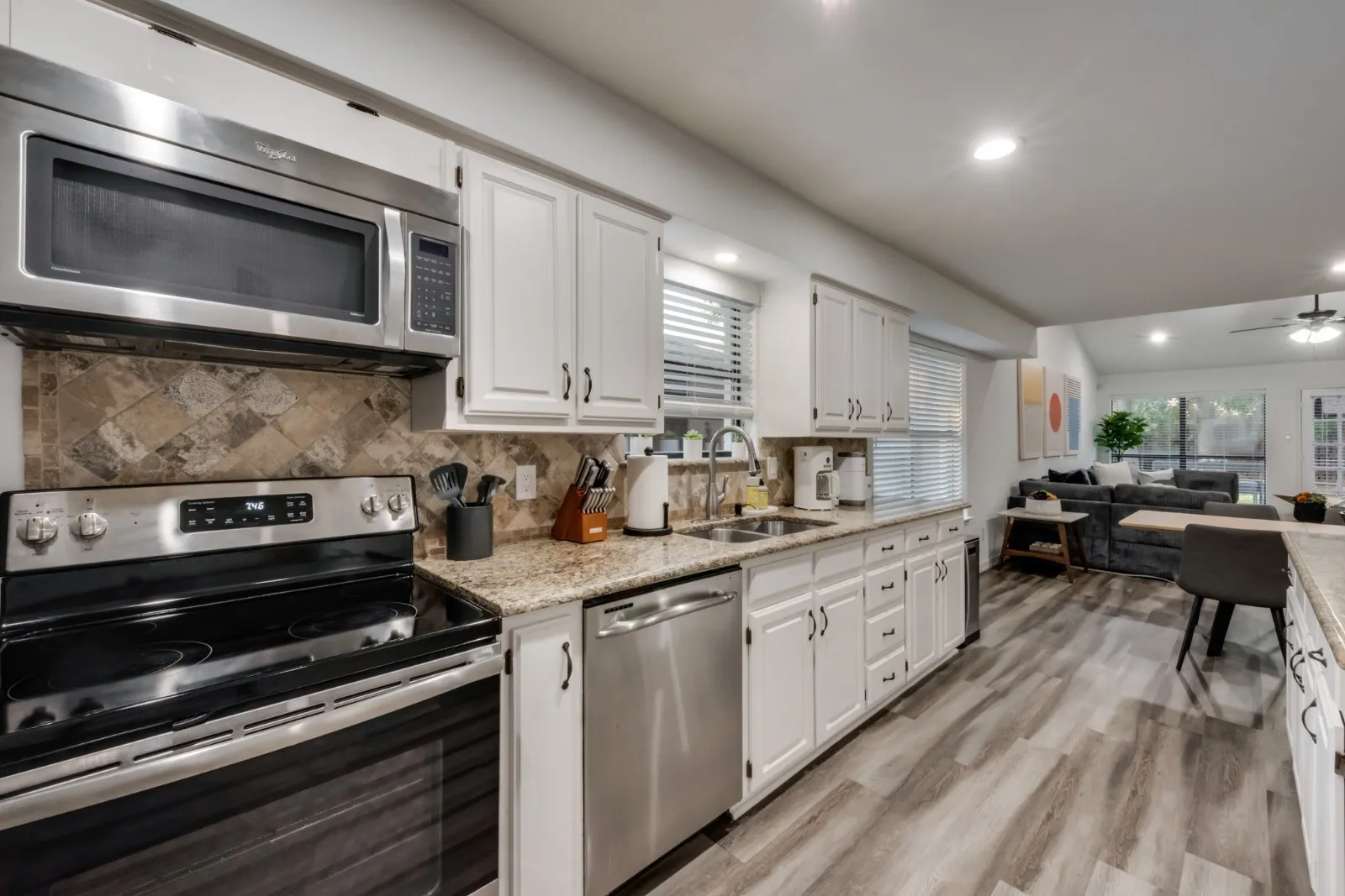 Single Family Residence For Sale in Collin County , 17920 Hillcrest Road, Dallas, Texas 75252, 3 Bedroom, 3 Bathroom, 2 Garage spaces, 2,264 Sqft, built in 1987, Preowned, mls#21246373, Real Estate Agent in Dallas, Homes For Sale in Collin county, Homes For Sale in Dallas, Realtor in Dallas Texas, Real Estate Brokerage Independent Realty Texas, Luminita Cordes Realtor