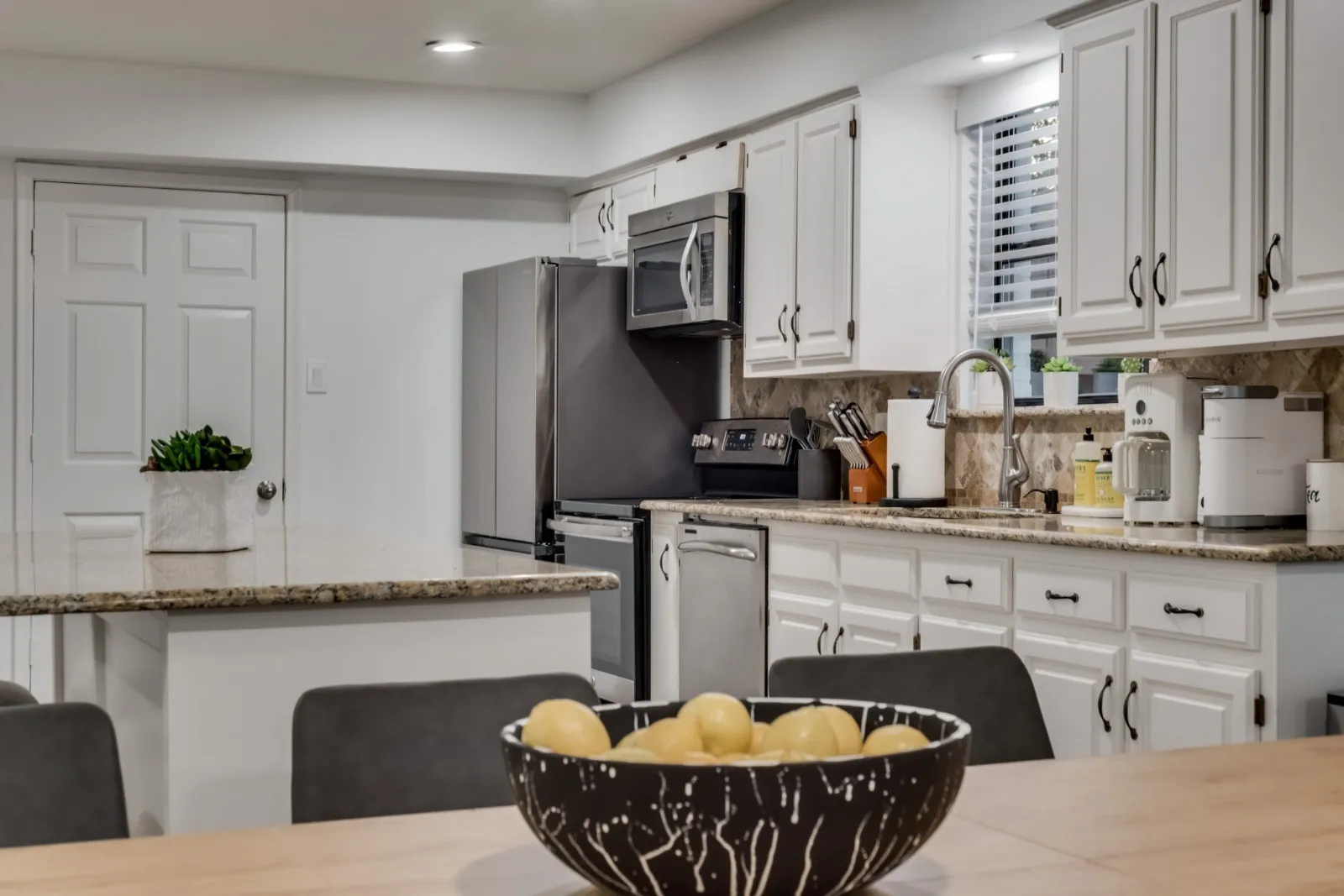 Single Family Residence For Sale in Collin County , 17920 Hillcrest Road, Dallas, Texas 75252, 3 Bedroom, 3 Bathroom, 2 Garage spaces, 2,264 Sqft, built in 1987, Preowned, mls#21246373, Real Estate Agent in Dallas, Homes For Sale in Collin county, Homes For Sale in Dallas, Realtor in Dallas Texas, Real Estate Brokerage Independent Realty Texas, Luminita Cordes Realtor