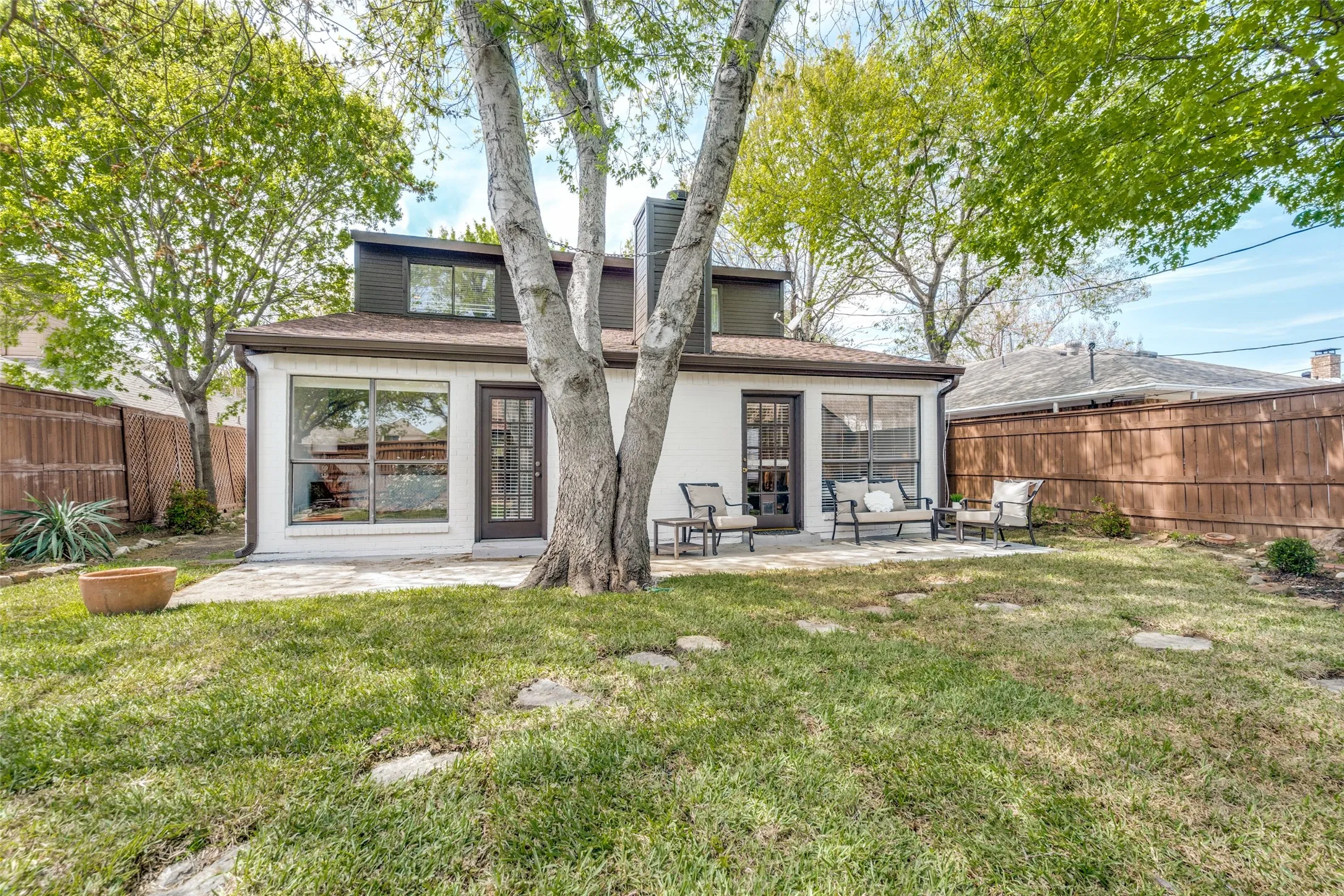 Single Family Residence For Sale in Collin County , 17920 Hillcrest Road, Dallas, Texas 75252, 3 Bedroom, 3 Bathroom, 2 Garage spaces, 2,264 Sqft, built in 1987, Preowned, mls#21246373, Real Estate Agent in Dallas, Homes For Sale in Collin county, Homes For Sale in Dallas, Realtor in Dallas Texas, Real Estate Brokerage Independent Realty Texas, Luminita Cordes Realtor