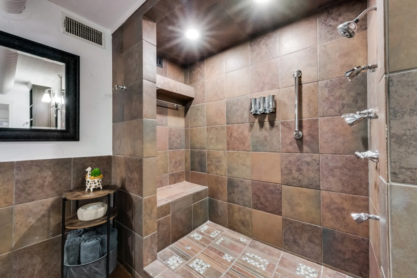 Single Family Residence For Sale in Collin County , 17920 Hillcrest Road, Dallas, Texas 75252, 3 Bedroom, 3 Bathroom, 2 Garage spaces, 2,264 Sqft, built in 1987, Preowned, mls#21246373, Real Estate Agent in Dallas, Homes For Sale in Collin county, Homes For Sale in Dallas, Realtor in Dallas Texas, Real Estate Brokerage Independent Realty Texas, Luminita Cordes Realtor