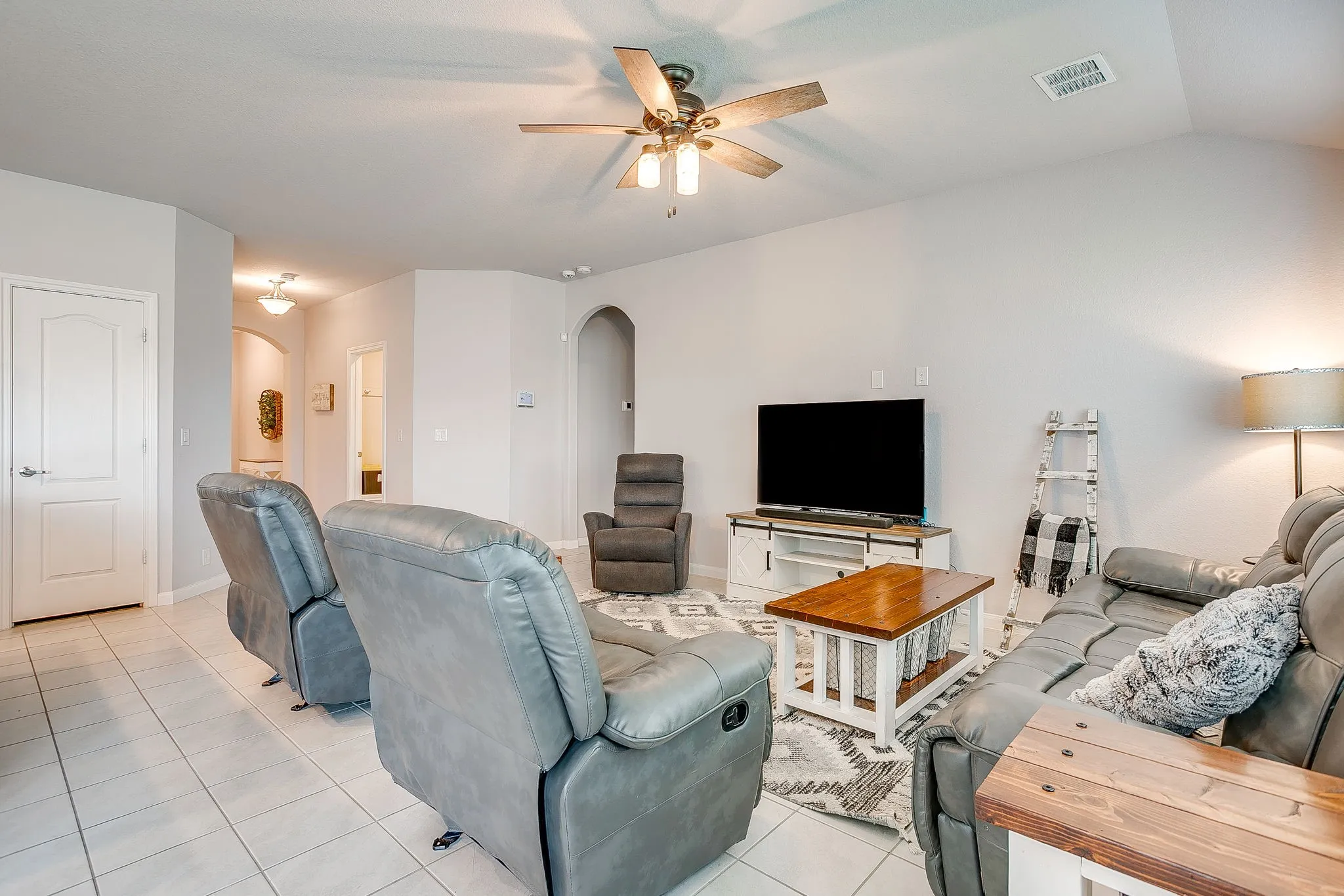 Single Family Residence For Sale in Johnson County , 1069 Nighthawk Trail, Alvarado, Texas 76009, 3 Bedroom, 2 Bathroom, 2 Garage spaces, 1,560 Sqft, built in 2021, mls#21244436, Real Estate Agent in Alvarado, Homes For Sale in Johnson county, Homes For Sale in Alvarado, Realtor in Alvarado Texas, Real Estate Brokerage Independent Realty Texas, Luminita Cordes Realtor