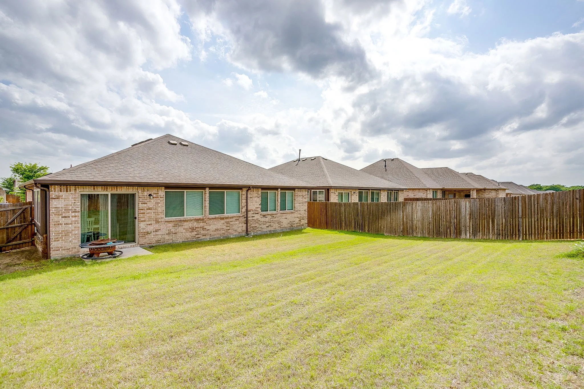 Single Family Residence For Sale in Johnson County , 1069 Nighthawk Trail, Alvarado, Texas 76009, 3 Bedroom, 2 Bathroom, 2 Garage spaces, 1,560 Sqft, built in 2021, mls#21244436, Real Estate Agent in Alvarado, Homes For Sale in Johnson county, Homes For Sale in Alvarado, Realtor in Alvarado Texas, Real Estate Brokerage Independent Realty Texas, Luminita Cordes Realtor