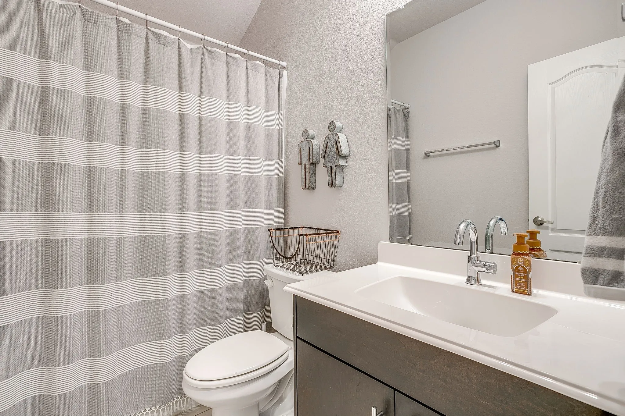 Single Family Residence For Sale in Johnson County , 1069 Nighthawk Trail, Alvarado, Texas 76009, 3 Bedroom, 2 Bathroom, 2 Garage spaces, 1,560 Sqft, built in 2021, mls#21244436, Real Estate Agent in Alvarado, Homes For Sale in Johnson county, Homes For Sale in Alvarado, Realtor in Alvarado Texas, Real Estate Brokerage Independent Realty Texas, Luminita Cordes Realtor