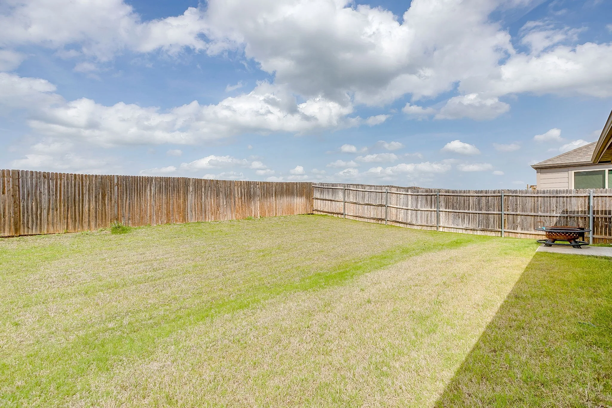 Single Family Residence For Sale in Johnson County , 1069 Nighthawk Trail, Alvarado, Texas 76009, 3 Bedroom, 2 Bathroom, 2 Garage spaces, 1,560 Sqft, built in 2021, mls#21244436, Real Estate Agent in Alvarado, Homes For Sale in Johnson county, Homes For Sale in Alvarado, Realtor in Alvarado Texas, Real Estate Brokerage Independent Realty Texas, Luminita Cordes Realtor