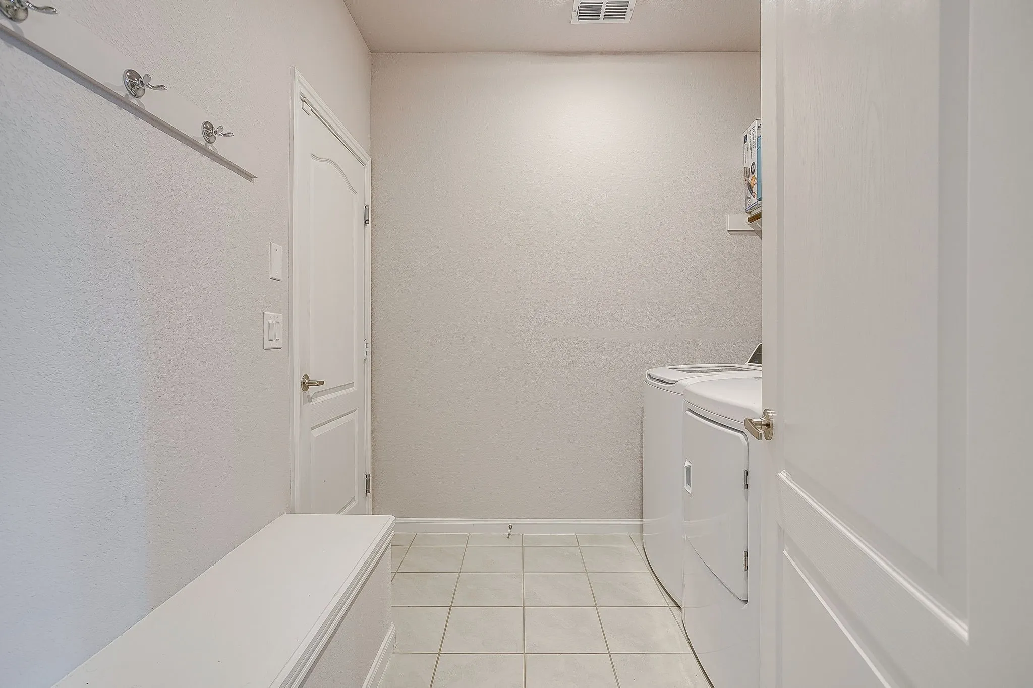 Single Family Residence For Sale in Johnson County , 1069 Nighthawk Trail, Alvarado, Texas 76009, 3 Bedroom, 2 Bathroom, 2 Garage spaces, 1,560 Sqft, built in 2021, mls#21244436, Real Estate Agent in Alvarado, Homes For Sale in Johnson county, Homes For Sale in Alvarado, Realtor in Alvarado Texas, Real Estate Brokerage Independent Realty Texas, Luminita Cordes Realtor