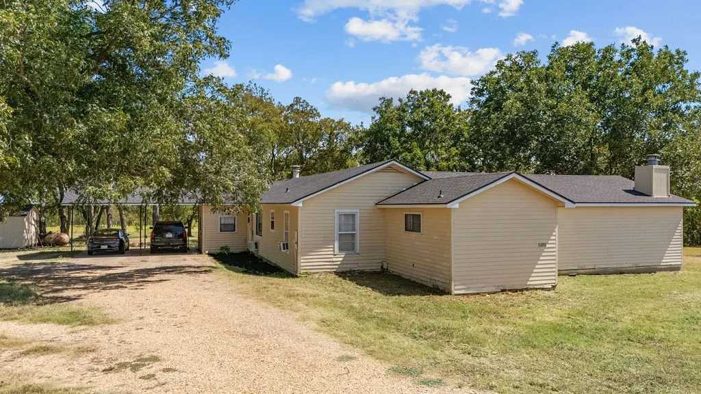 Single Family Residence For Sale in Ellis County , 5101 Fm 55, Italy, Texas 76651, 3 Bedrooms, 3 Bathrooms, Garage spaces, 2,806 Sqft, built in 1950, Preowned, Price $369,000, mls#21243999, Real Estate Agent in Italy, Homes For Sale in Ellis county, Homes For Sale in Italy, Realtor in Italy Texas, Real Estate Brokerage Independent Realty Texas, Luminita Cordes Realtor