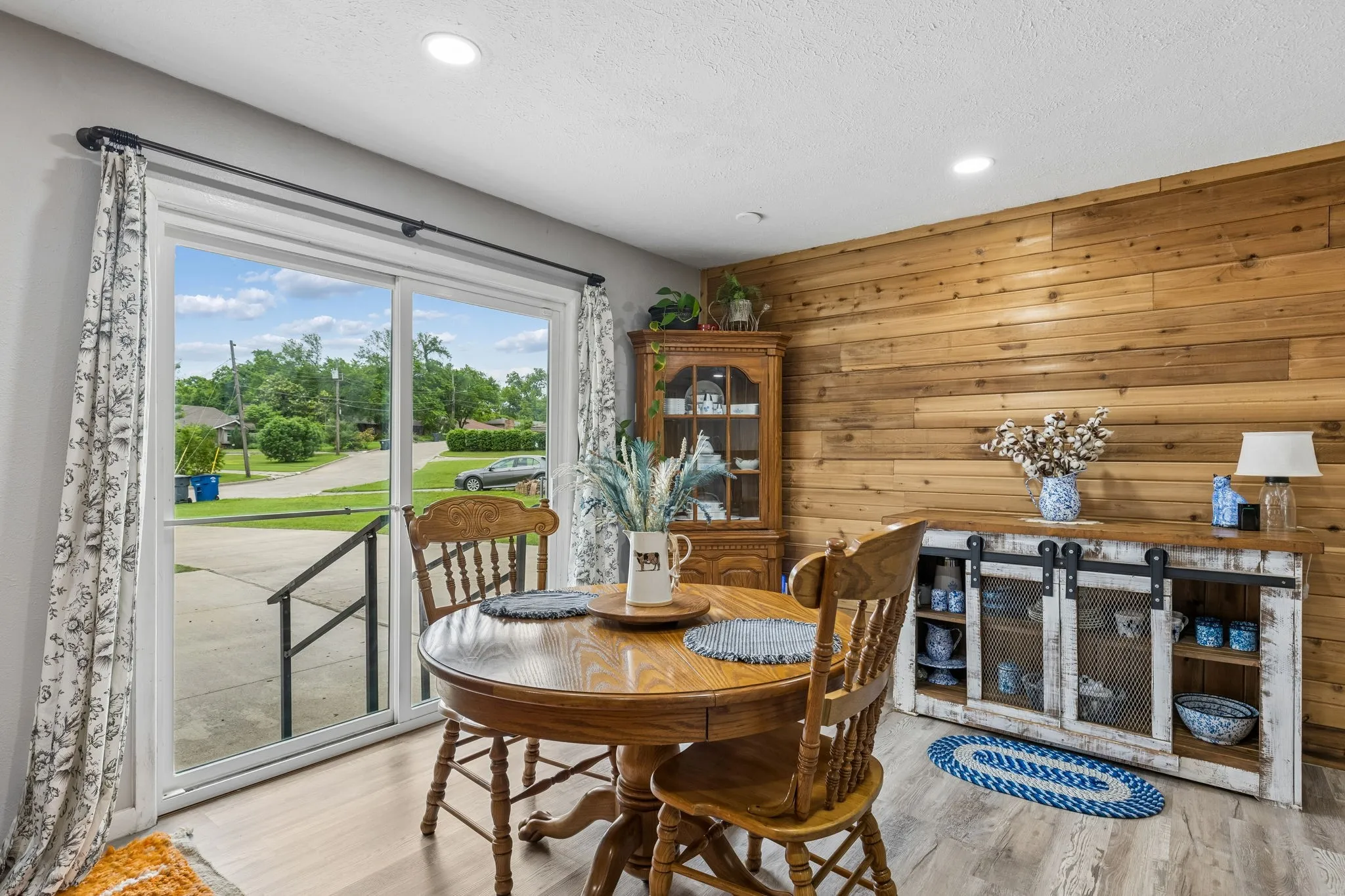 Single Family Residence For Sale in Dallas County , 2306 W Five Mile Parkway, Dallas, Texas 75224, 3 Bedroom, 3 Bathroom, 2 Garage spaces, 1,582 Sqft, built in 1959, Preowned, mls#21246661, Real Estate Agent in Dallas, Homes For Sale in Dallas county, Homes For Sale in Dallas, Realtor in Dallas Texas, Real Estate Brokerage Independent Realty Texas, Luminita Cordes Realtor