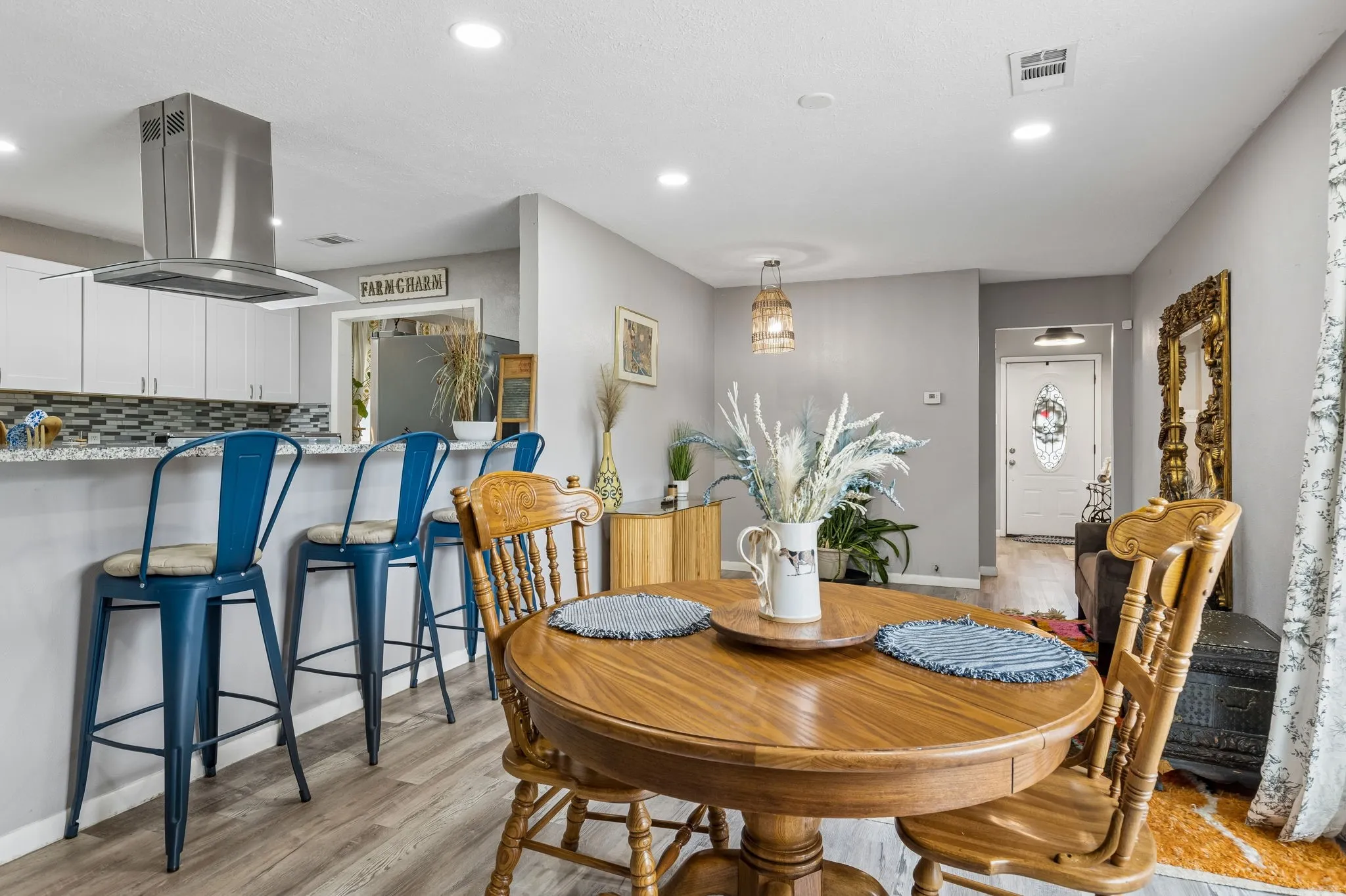 Single Family Residence For Sale in Dallas County , 2306 W Five Mile Parkway, Dallas, Texas 75224, 3 Bedroom, 3 Bathroom, 2 Garage spaces, 1,582 Sqft, built in 1959, Preowned, mls#21246661, Real Estate Agent in Dallas, Homes For Sale in Dallas county, Homes For Sale in Dallas, Realtor in Dallas Texas, Real Estate Brokerage Independent Realty Texas, Luminita Cordes Realtor