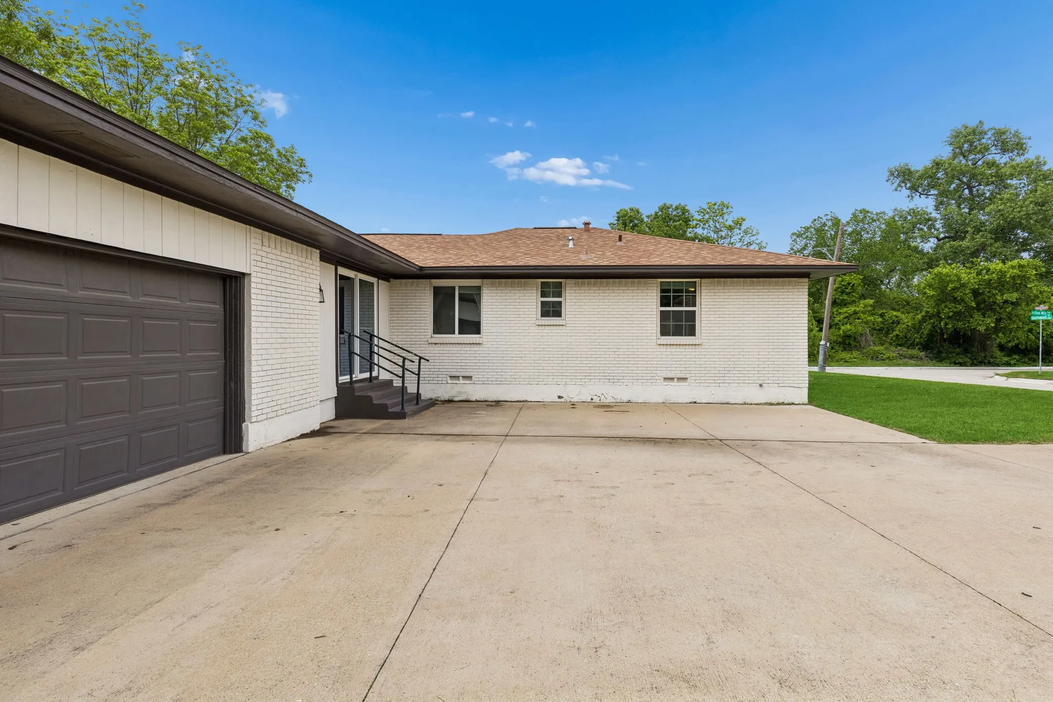 Single Family Residence For Sale in Dallas County , 2306 W Five Mile Parkway, Dallas, Texas 75224, 3 Bedroom, 3 Bathroom, 2 Garage spaces, 1,582 Sqft, built in 1959, Preowned, mls#21246661, Real Estate Agent in Dallas, Homes For Sale in Dallas county, Homes For Sale in Dallas, Realtor in Dallas Texas, Real Estate Brokerage Independent Realty Texas, Luminita Cordes Realtor