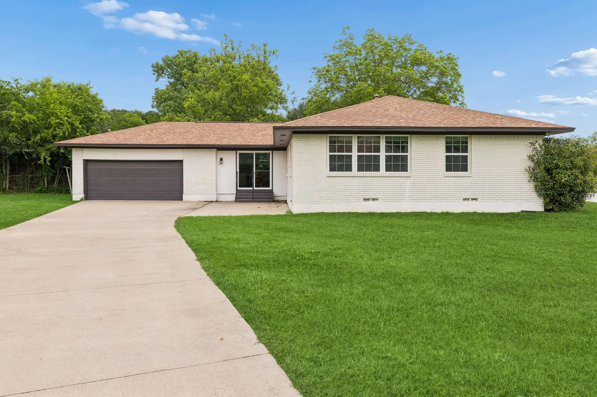 Single Family Residence For Sale in Dallas County , 2306 W Five Mile Parkway, Dallas, Texas 75224, 3 Bedroom, 3 Bathroom, 2 Garage spaces, 1,582 Sqft, built in 1959, Preowned, mls#21246661, Real Estate Agent in Dallas, Homes For Sale in Dallas county, Homes For Sale in Dallas, Realtor in Dallas Texas, Real Estate Brokerage Independent Realty Texas, Luminita Cordes Realtor