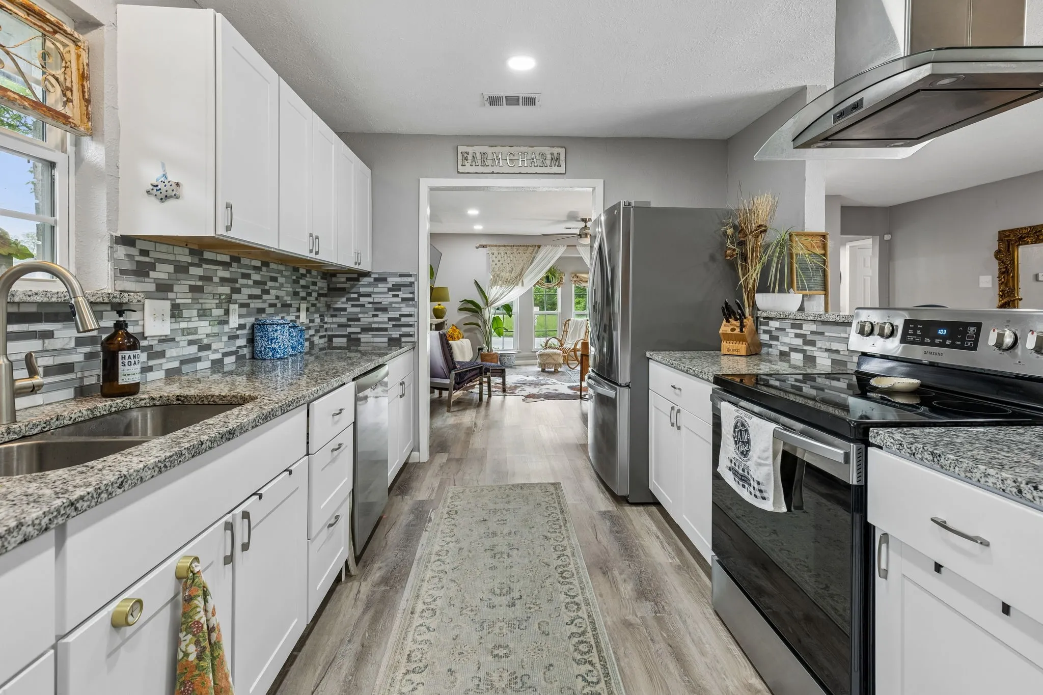 Single Family Residence For Sale in Dallas County , 2306 W Five Mile Parkway, Dallas, Texas 75224, 3 Bedroom, 3 Bathroom, 2 Garage spaces, 1,582 Sqft, built in 1959, Preowned, mls#21246661, Real Estate Agent in Dallas, Homes For Sale in Dallas county, Homes For Sale in Dallas, Realtor in Dallas Texas, Real Estate Brokerage Independent Realty Texas, Luminita Cordes Realtor