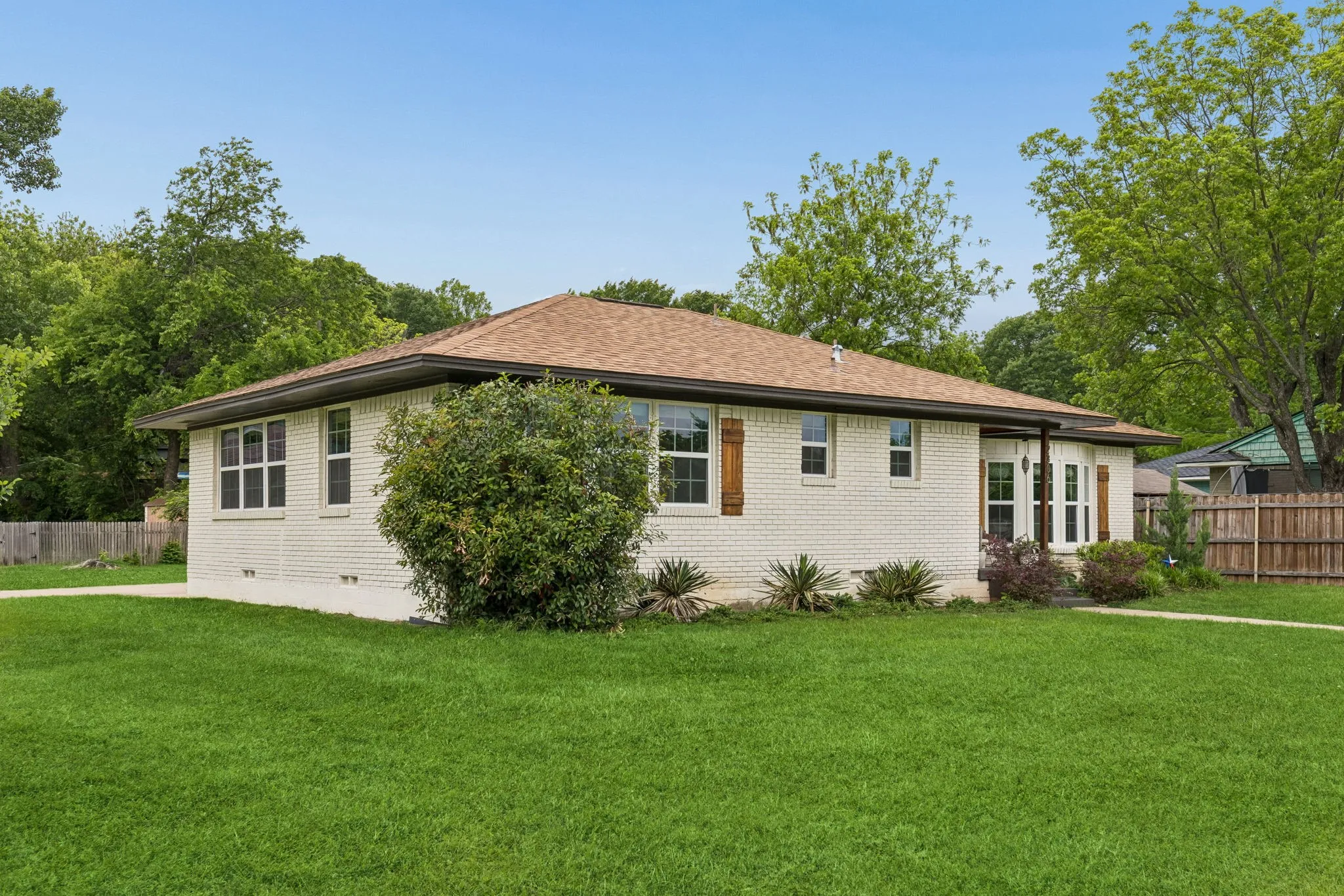 Single Family Residence For Sale in Dallas County , 2306 W Five Mile Parkway, Dallas, Texas 75224, 3 Bedroom, 3 Bathroom, 2 Garage spaces, 1,582 Sqft, built in 1959, Preowned, mls#21246661, Real Estate Agent in Dallas, Homes For Sale in Dallas county, Homes For Sale in Dallas, Realtor in Dallas Texas, Real Estate Brokerage Independent Realty Texas, Luminita Cordes Realtor
