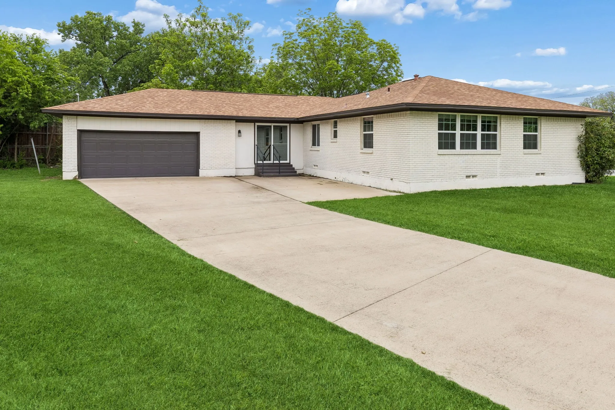 Single Family Residence For Sale in Dallas County , 2306 W Five Mile Parkway, Dallas, Texas 75224, 3 Bedroom, 3 Bathroom, 2 Garage spaces, 1,582 Sqft, built in 1959, Preowned, mls#21246661, Real Estate Agent in Dallas, Homes For Sale in Dallas county, Homes For Sale in Dallas, Realtor in Dallas Texas, Real Estate Brokerage Independent Realty Texas, Luminita Cordes Realtor