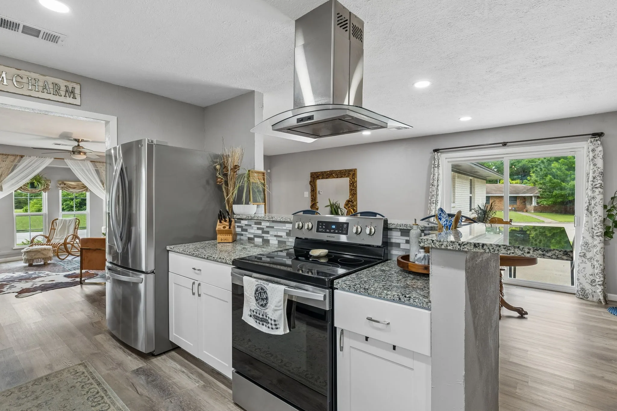 Single Family Residence For Sale in Dallas County , 2306 W Five Mile Parkway, Dallas, Texas 75224, 3 Bedroom, 3 Bathroom, 2 Garage spaces, 1,582 Sqft, built in 1959, Preowned, mls#21246661, Real Estate Agent in Dallas, Homes For Sale in Dallas county, Homes For Sale in Dallas, Realtor in Dallas Texas, Real Estate Brokerage Independent Realty Texas, Luminita Cordes Realtor