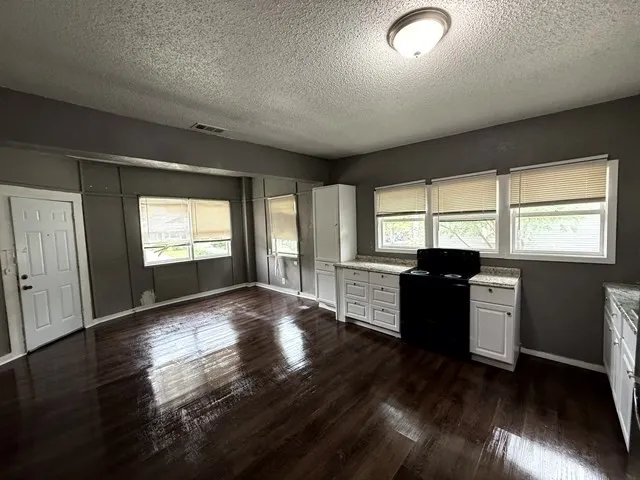Duplex For Sale in Tarrant County , 2115 Hurley Avenue, Fort Worth, Texas 76110, 4 Bedroom, 4 Bathroom, Garage spaces, 0 Sqft, built in 1930, Unknown, mls#21246679, Real Estate Agent in Fort Worth, Homes For Sale in Tarrant county, Homes For Sale in Fort Worth, Realtor in Fort Worth Texas, Real Estate Brokerage Independent Realty Texas, Luminita Cordes Realtor