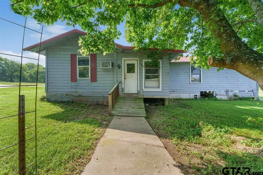 Single Family Residence For Sale in Hopkins County , 16376 Texas Highway 11 E, Winnsboro, Texas 75494, 4 Bedrooms, 4 Bathrooms, Garage spaces, 3,086 Sqft, built in 1962, Preowned, Price $599,000, mls#21246697, Real Estate Agent in Winnsboro, Homes For Sale in Hopkins county, Homes For Sale in Winnsboro, Realtor in Winnsboro Texas, Real Estate Brokerage Independent Realty Texas, Luminita Cordes Realtor