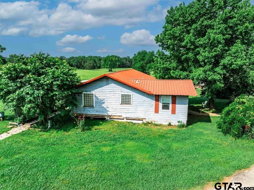 Single Family Residence For Sale in Hopkins County , 16376 Texas Highway 11 E, Winnsboro, Texas 75494, 4 Bedrooms, 4 Bathrooms, Garage spaces, 3,086 Sqft, built in 1962, Preowned, Price $599,000, mls#21246697, Real Estate Agent in Winnsboro, Homes For Sale in Hopkins county, Homes For Sale in Winnsboro, Realtor in Winnsboro Texas, Real Estate Brokerage Independent Realty Texas, Luminita Cordes Realtor