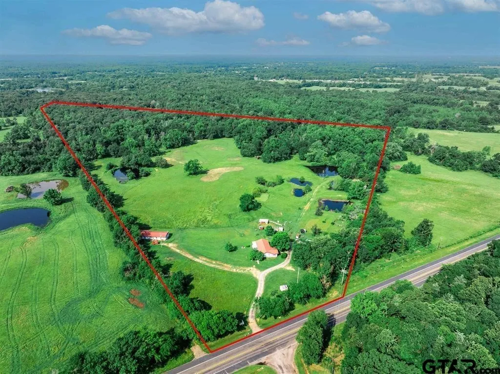 Single Family Residence For Sale in Hopkins County , 16376 Texas Highway 11 E, Winnsboro, Texas 75494, 4 Bedrooms, 4 Bathrooms, Garage spaces, 3,086 Sqft, built in 1962, Preowned, Price $599,000, mls#21246697, Real Estate Agent in Winnsboro, Homes For Sale in Hopkins county, Homes For Sale in Winnsboro, Realtor in Winnsboro Texas, Real Estate Brokerage Independent Realty Texas, Luminita Cordes Realtor