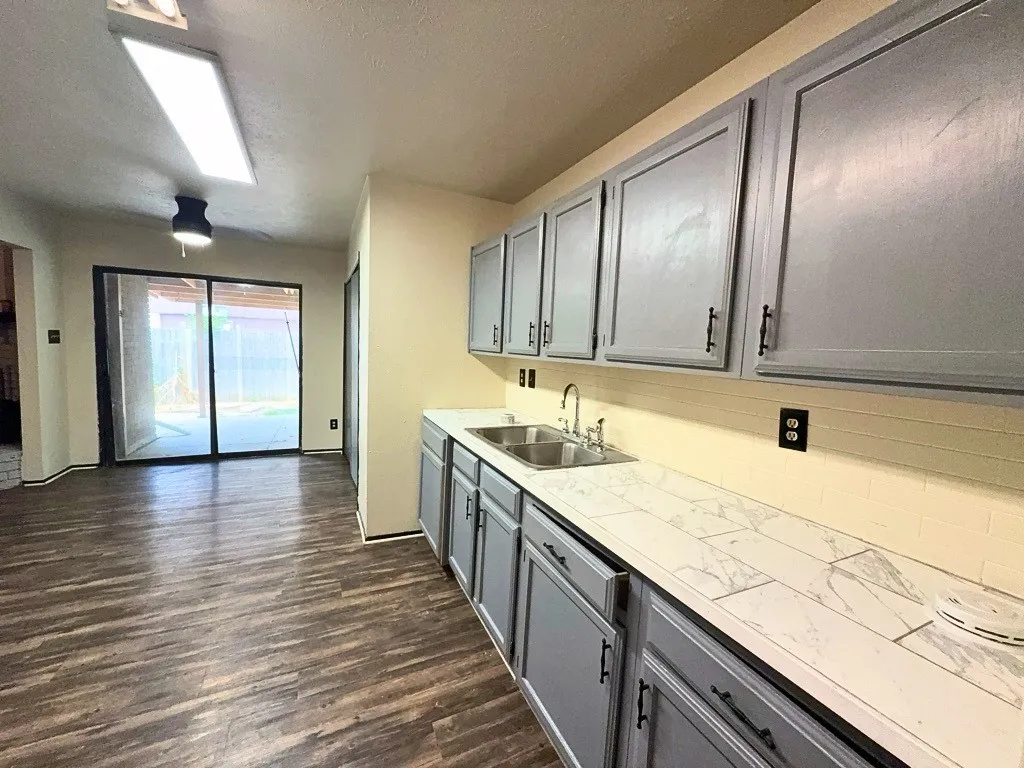 Single Family Residence For Rent in Tarrant County , 1233 Steinburg Lane, Fort Worth, Texas 76134, 3 Bedroom, 2 Bathroom, 2 Garage spaces, 1,391 Sqft, built in 1979, Preowned, mls#21246748, Real Estate Agent in Fort Worth, Homes For Rent in Tarrant county, Homes For Rent in Fort Worth, Realtor in Fort Worth Texas, Real Estate Brokerage Independent Realty Texas, Luminita Cordes Realtor
