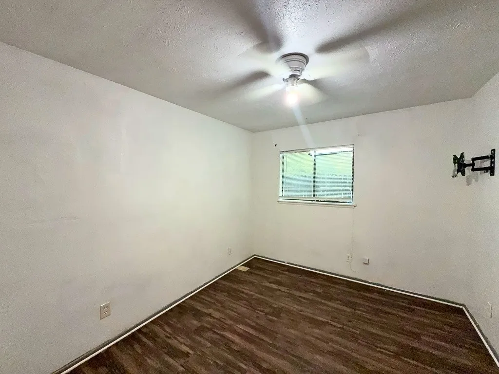 Single Family Residence For Rent in Tarrant County , 1233 Steinburg Lane, Fort Worth, Texas 76134, 3 Bedroom, 2 Bathroom, 2 Garage spaces, 1,391 Sqft, built in 1979, Preowned, mls#21246748, Real Estate Agent in Fort Worth, Homes For Rent in Tarrant county, Homes For Rent in Fort Worth, Realtor in Fort Worth Texas, Real Estate Brokerage Independent Realty Texas, Luminita Cordes Realtor