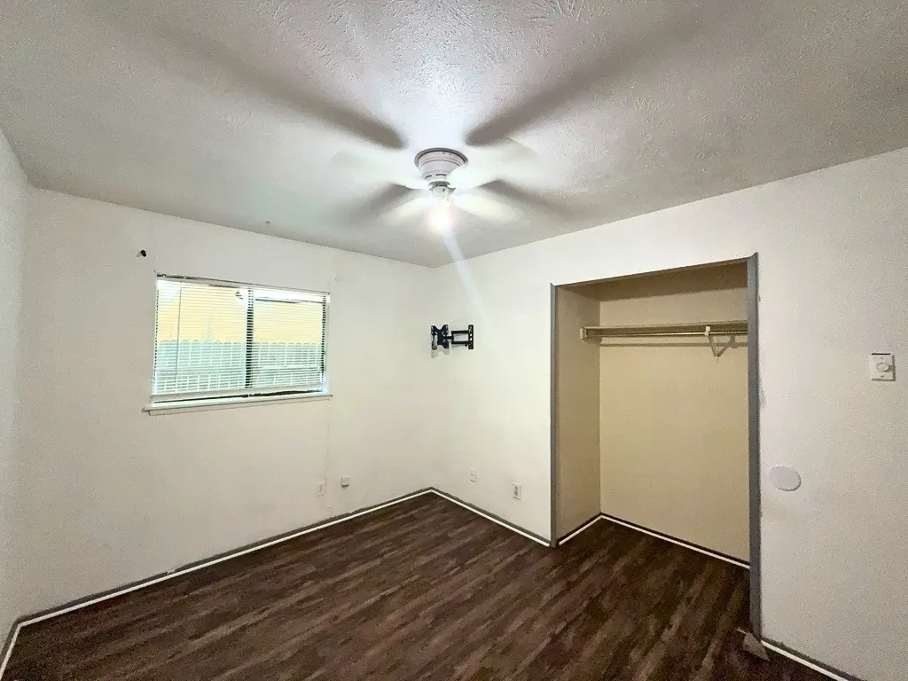 Single Family Residence For Rent in Tarrant County , 1233 Steinburg Lane, Fort Worth, Texas 76134, 3 Bedroom, 2 Bathroom, 2 Garage spaces, 1,391 Sqft, built in 1979, Preowned, mls#21246748, Real Estate Agent in Fort Worth, Homes For Rent in Tarrant county, Homes For Rent in Fort Worth, Realtor in Fort Worth Texas, Real Estate Brokerage Independent Realty Texas, Luminita Cordes Realtor