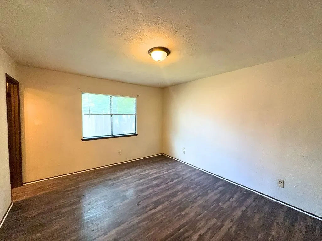 Single Family Residence For Rent in Tarrant County , 1233 Steinburg Lane, Fort Worth, Texas 76134, 3 Bedroom, 2 Bathroom, 2 Garage spaces, 1,391 Sqft, built in 1979, Preowned, mls#21246748, Real Estate Agent in Fort Worth, Homes For Rent in Tarrant county, Homes For Rent in Fort Worth, Realtor in Fort Worth Texas, Real Estate Brokerage Independent Realty Texas, Luminita Cordes Realtor