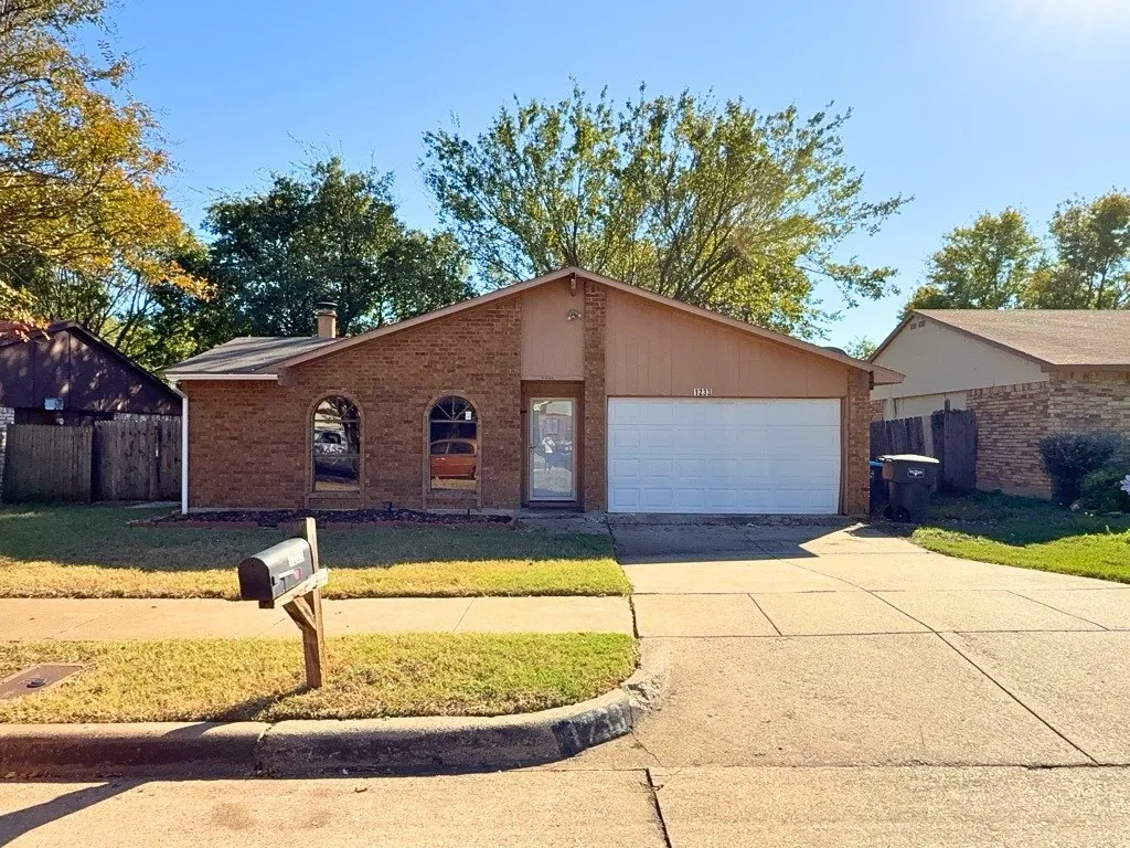 Single Family Residence For Rent in Tarrant County , 1233 Steinburg Lane, Fort Worth, Texas 76134, 3 Bedroom, 2 Bathroom, 2 Garage spaces, 1,391 Sqft, built in 1979, Preowned, mls#21246748, Real Estate Agent in Fort Worth, Homes For Rent in Tarrant county, Homes For Rent in Fort Worth, Realtor in Fort Worth Texas, Real Estate Brokerage Independent Realty Texas, Luminita Cordes Realtor