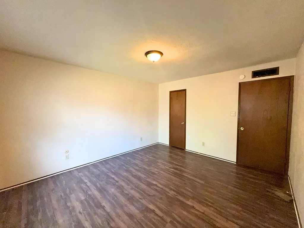 Single Family Residence For Rent in Tarrant County , 1233 Steinburg Lane, Fort Worth, Texas 76134, 3 Bedroom, 2 Bathroom, 2 Garage spaces, 1,391 Sqft, built in 1979, Preowned, mls#21246748, Real Estate Agent in Fort Worth, Homes For Rent in Tarrant county, Homes For Rent in Fort Worth, Realtor in Fort Worth Texas, Real Estate Brokerage Independent Realty Texas, Luminita Cordes Realtor