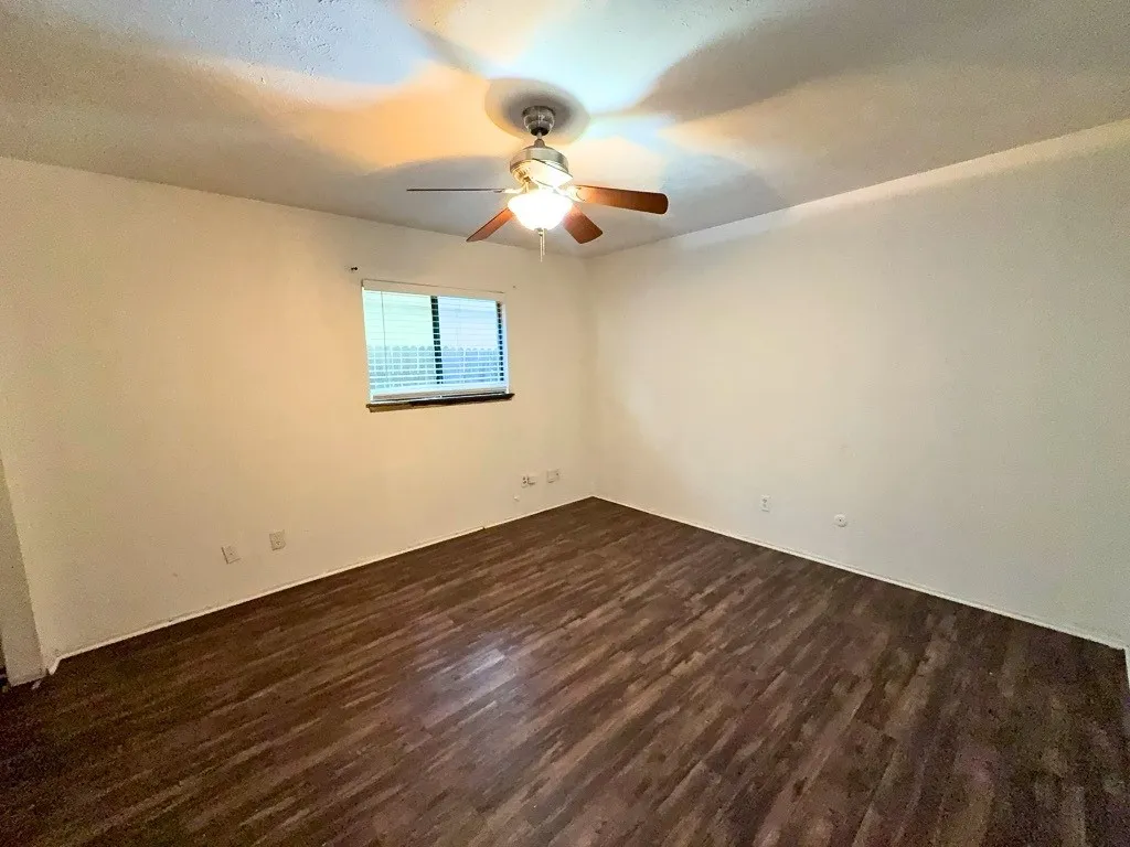 Single Family Residence For Rent in Tarrant County , 1233 Steinburg Lane, Fort Worth, Texas 76134, 3 Bedroom, 2 Bathroom, 2 Garage spaces, 1,391 Sqft, built in 1979, Preowned, mls#21246748, Real Estate Agent in Fort Worth, Homes For Rent in Tarrant county, Homes For Rent in Fort Worth, Realtor in Fort Worth Texas, Real Estate Brokerage Independent Realty Texas, Luminita Cordes Realtor