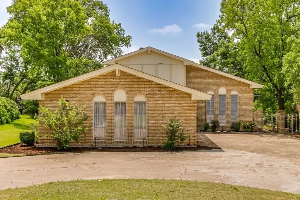 Single Family Residence For Rent in Dallas County , 9310 Waterview Drive, Dallas, Texas 75218, 3 Bedrooms, 2 Bathrooms, 3 Garage spaces, 3,272 Sqft, built in 1973, Preowned, Price $4,800, mls#21246755, Real Estate Agent in Dallas, Homes For Rent in Dallas county, Homes For Rent in Dallas, Realtor in Dallas Texas, Real Estate Brokerage Independent Realty Texas, Luminita Cordes Realtor