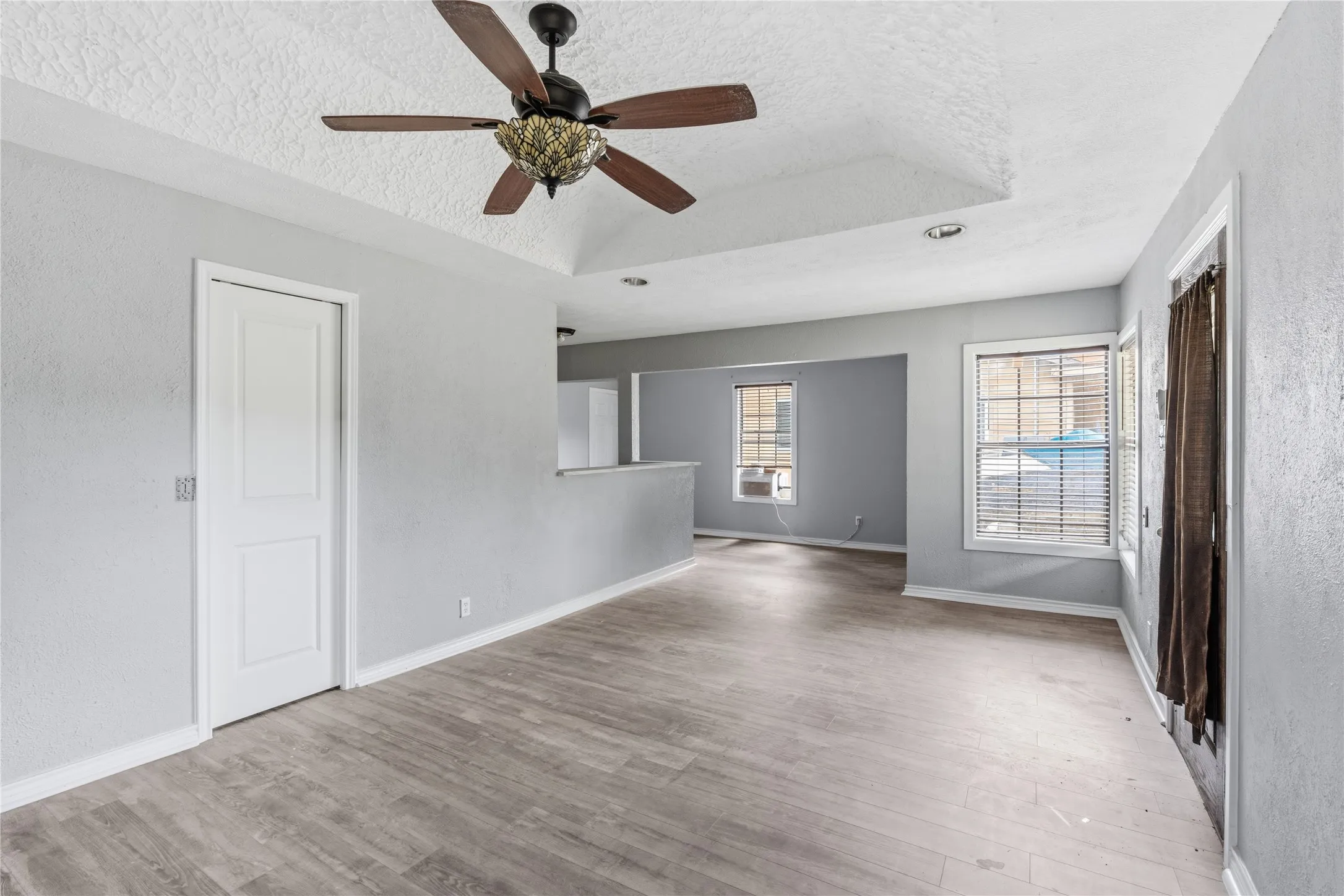 Single Family Residence For Sale in Dallas County , 1212 Mclean Avenue, Dallas, Texas 75211, 2 Bedroom, 1 Bathroom, Garage spaces, 892 Sqft, built in 1950, mls#21218294, Real Estate Agent in Dallas, Homes For Sale in Dallas county, Homes For Sale in Dallas, Realtor in Dallas Texas, Real Estate Brokerage Independent Realty Texas, Luminita Cordes Realtor