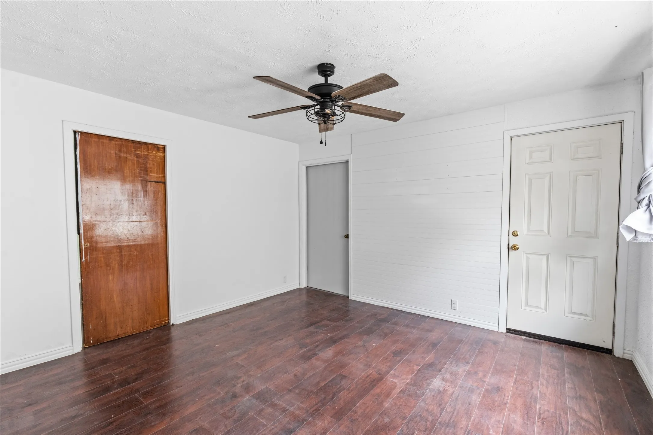 Single Family Residence For Sale in Dallas County , 1212 Mclean Avenue, Dallas, Texas 75211, 2 Bedroom, 1 Bathroom, Garage spaces, 892 Sqft, built in 1950, mls#21218294, Real Estate Agent in Dallas, Homes For Sale in Dallas county, Homes For Sale in Dallas, Realtor in Dallas Texas, Real Estate Brokerage Independent Realty Texas, Luminita Cordes Realtor
