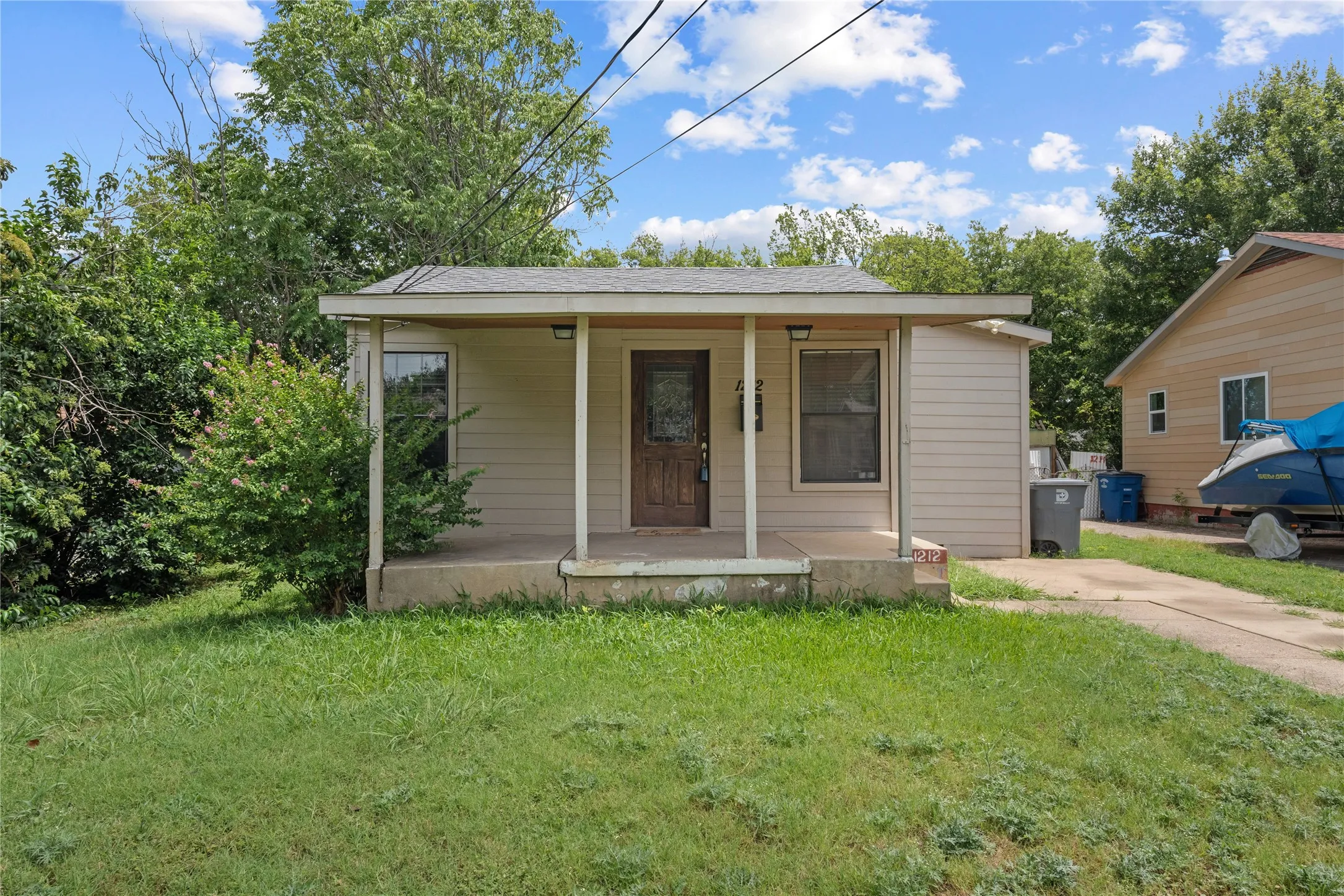 Single Family Residence For Sale in Dallas County , 1212 Mclean Avenue, Dallas, Texas 75211, 2 Bedroom, 1 Bathroom, Garage spaces, 892 Sqft, built in 1950, mls#21218294, Real Estate Agent in Dallas, Homes For Sale in Dallas county, Homes For Sale in Dallas, Realtor in Dallas Texas, Real Estate Brokerage Independent Realty Texas, Luminita Cordes Realtor