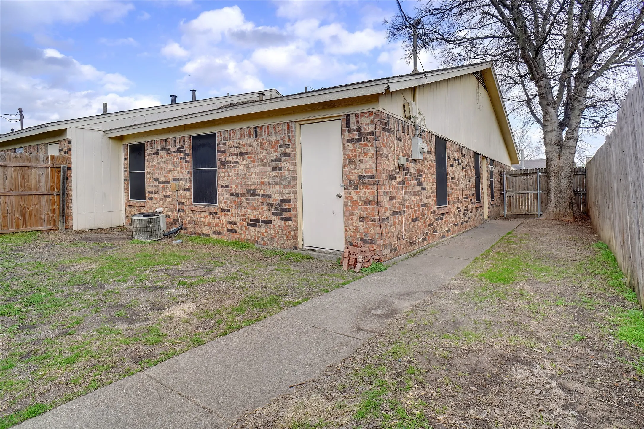 Duplex For Sale in Tarrant County , 7470 Tiffany Meadows Lane, Fort Worth, Texas 76140, 4 Bedroom, 3 Bathroom, Garage spaces, 0 Sqft, built in 1984, mls#21233552, Real Estate Agent in Fort Worth, Homes For Sale in Tarrant county, Homes For Sale in Fort Worth, Realtor in Fort Worth Texas, Real Estate Brokerage Independent Realty Texas, Luminita Cordes Realtor