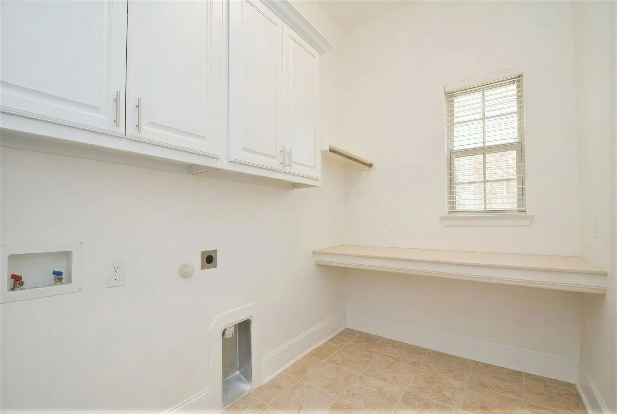 Single Family Residence For Sale in Denton County , 516 Four Stones Boulevard, Lewisville, Texas 75056, 4 Bedroom, 4 Bathroom, 2 Garage spaces, 3,057 Sqft, built in 2014, Preowned, mls#21246774, Real Estate Agent in Lewisville, Homes For Sale in Denton county, Homes For Sale in Lewisville, Realtor in Lewisville Texas, Real Estate Brokerage Independent Realty Texas, Luminita Cordes Realtor
