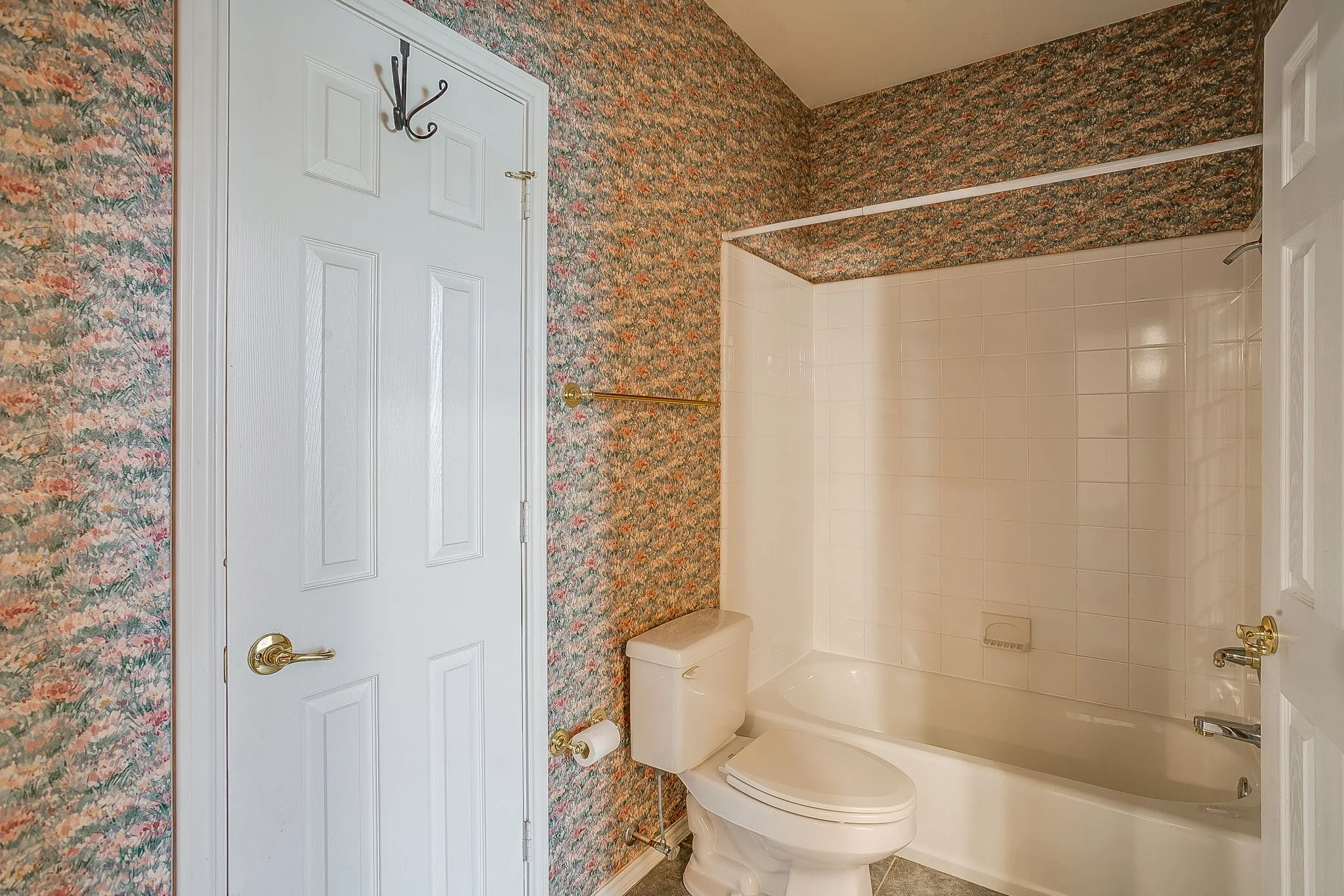 Jack & Jill bath between bedroom 3 & 4