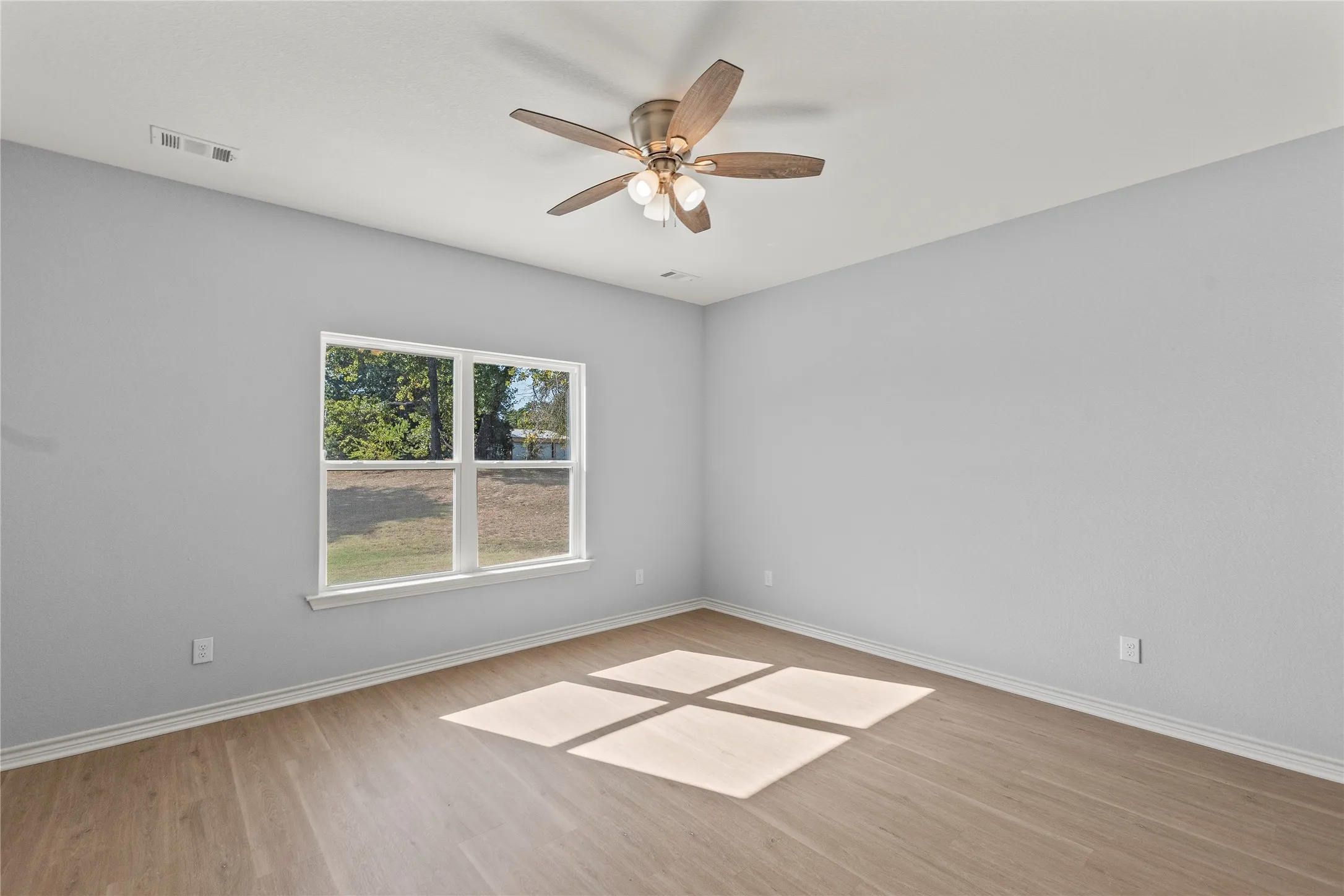 Single Family Residence For Sale in Henderson County , 314 Oak Creek Drive, Tool, Texas 75143, 4 Bedroom, 3 Bathroom, 2 Garage spaces, 2,039 Sqft, built in 2024, New Construction - Complete, mls#21244881, Real Estate Agent in Tool, Homes For Sale in Henderson county, Homes For Sale in Tool, Realtor in Tool Texas, Real Estate Brokerage Independent Realty Texas, Luminita Cordes Realtor