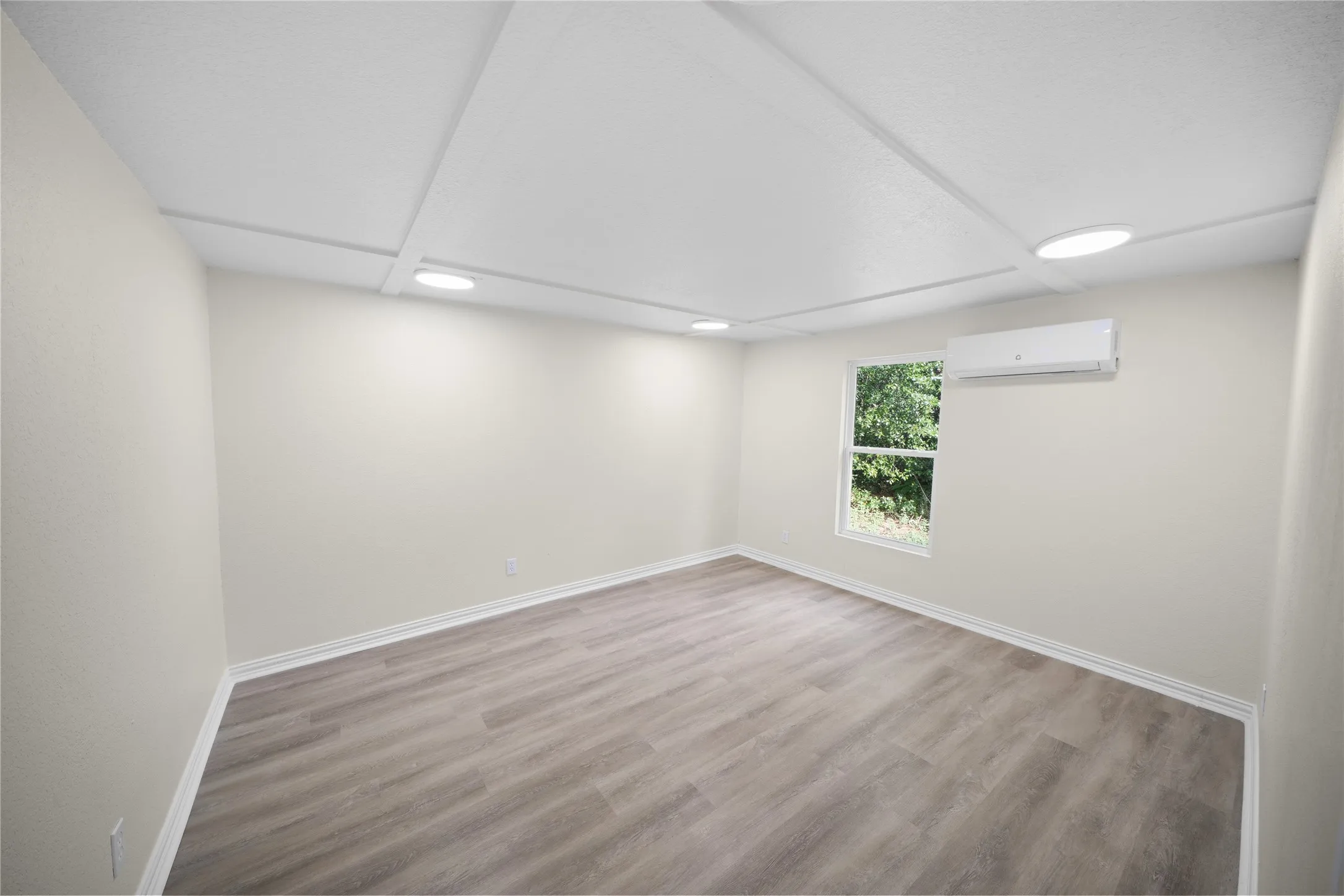 Single Family Residence For Sale in Smith County , 823 Clark Street, Tyler, Texas 75701, 3 Bedroom, 2 Bathroom, 3 Garage spaces, 1,356 Sqft, built in 1930, mls#21246858, Real Estate Agent in Tyler, Homes For Sale in Smith county, Homes For Sale in Tyler, Realtor in Tyler Texas, Real Estate Brokerage Independent Realty Texas, Luminita Cordes Realtor