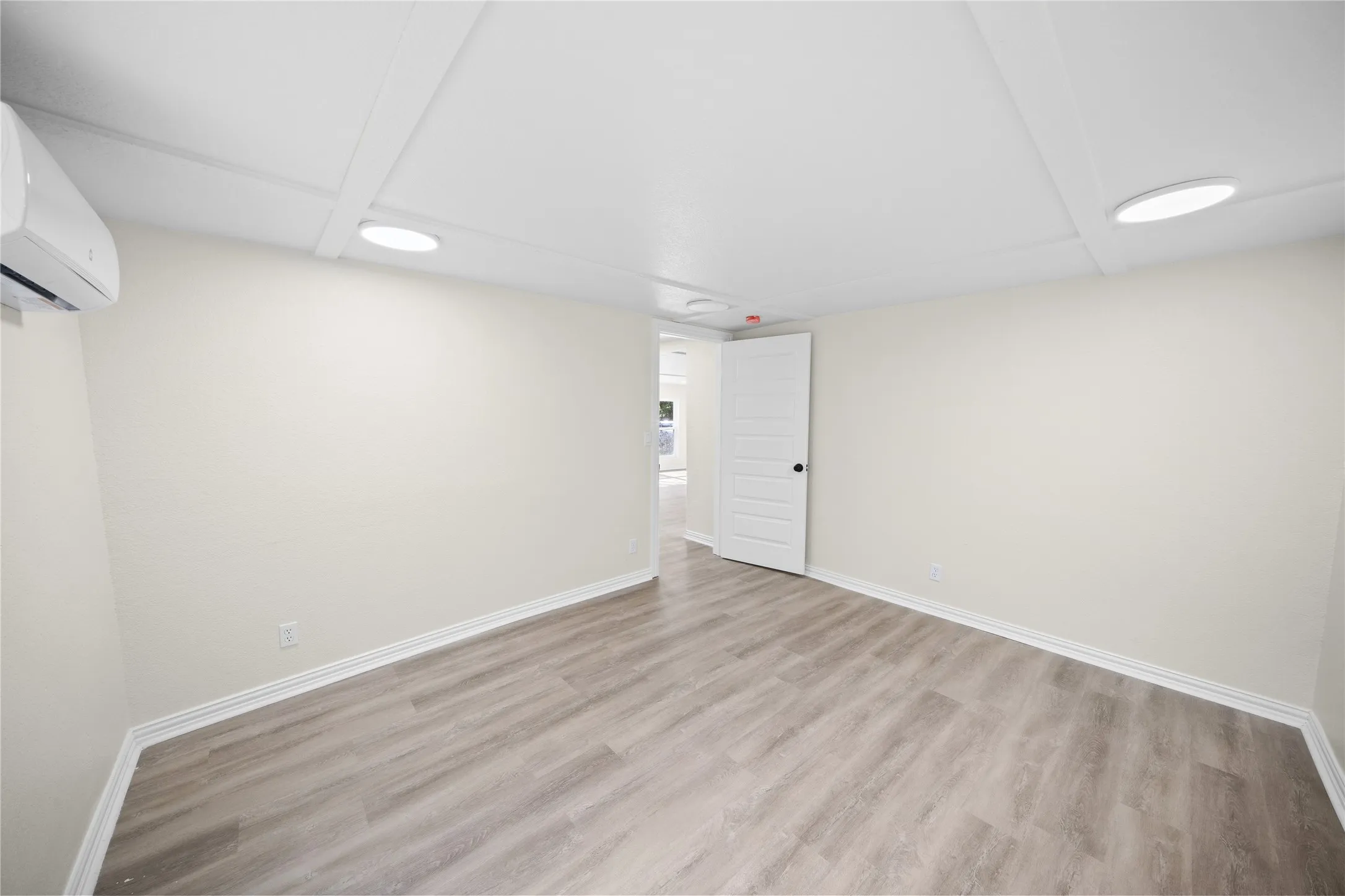 Single Family Residence For Sale in Smith County , 823 Clark Street, Tyler, Texas 75701, 3 Bedroom, 2 Bathroom, 3 Garage spaces, 1,356 Sqft, built in 1930, mls#21246858, Real Estate Agent in Tyler, Homes For Sale in Smith county, Homes For Sale in Tyler, Realtor in Tyler Texas, Real Estate Brokerage Independent Realty Texas, Luminita Cordes Realtor