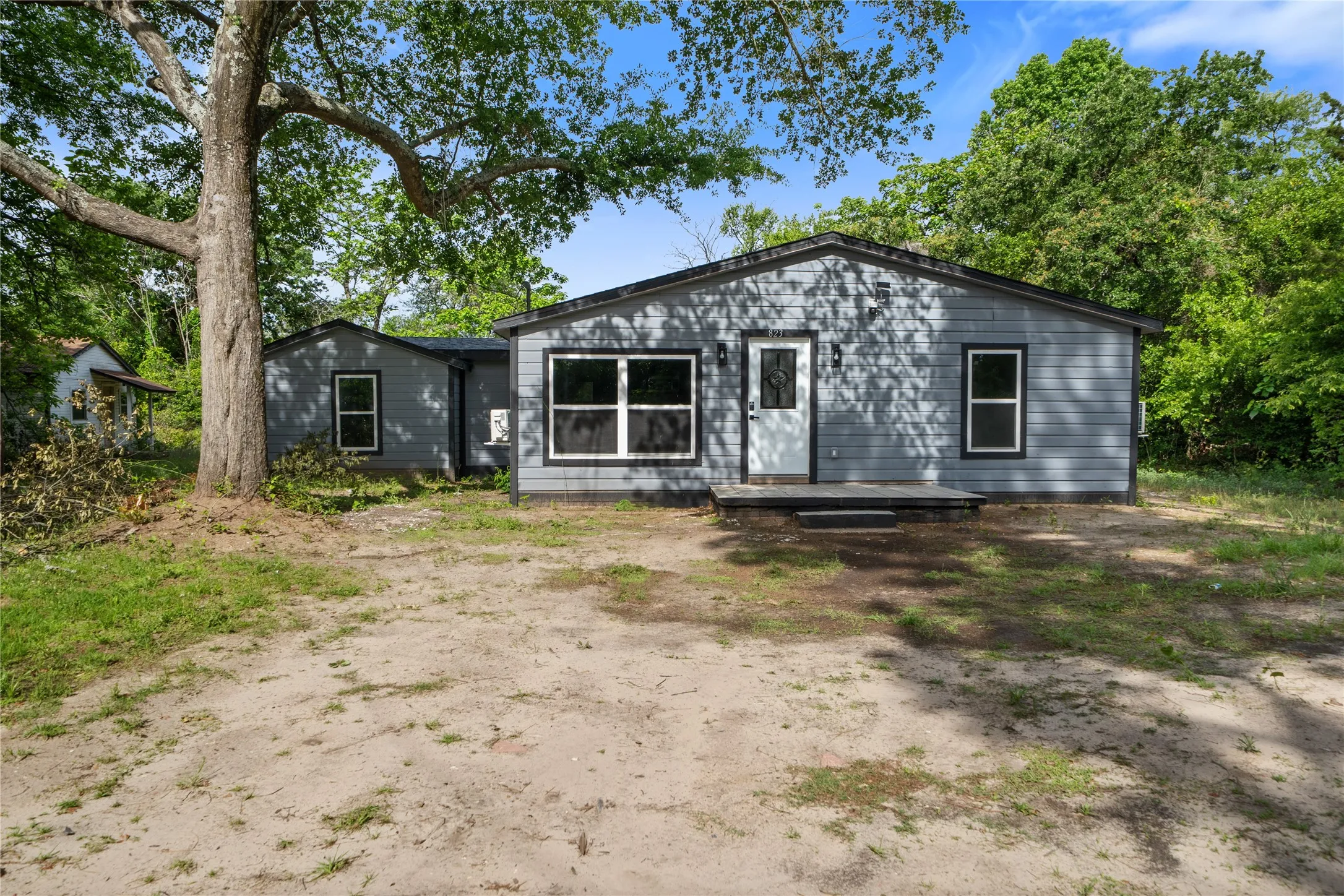 Single Family Residence For Sale in Smith County , 823 Clark Street, Tyler, Texas 75701, 3 Bedroom, 2 Bathroom, 3 Garage spaces, 1,356 Sqft, built in 1930, mls#21246858, Real Estate Agent in Tyler, Homes For Sale in Smith county, Homes For Sale in Tyler, Realtor in Tyler Texas, Real Estate Brokerage Independent Realty Texas, Luminita Cordes Realtor