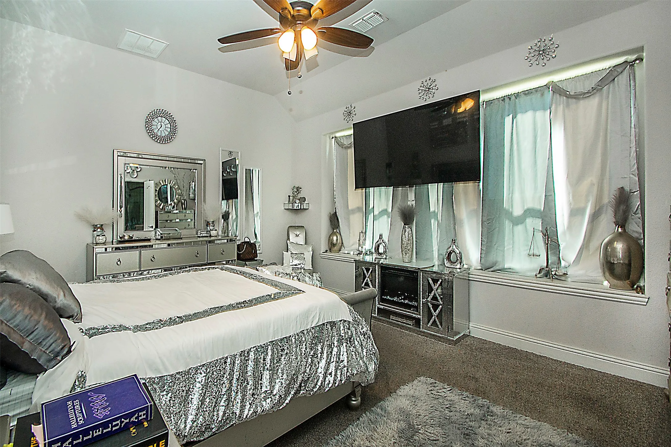 Vaulted ceiling with a ceiling fan and recessed lighting