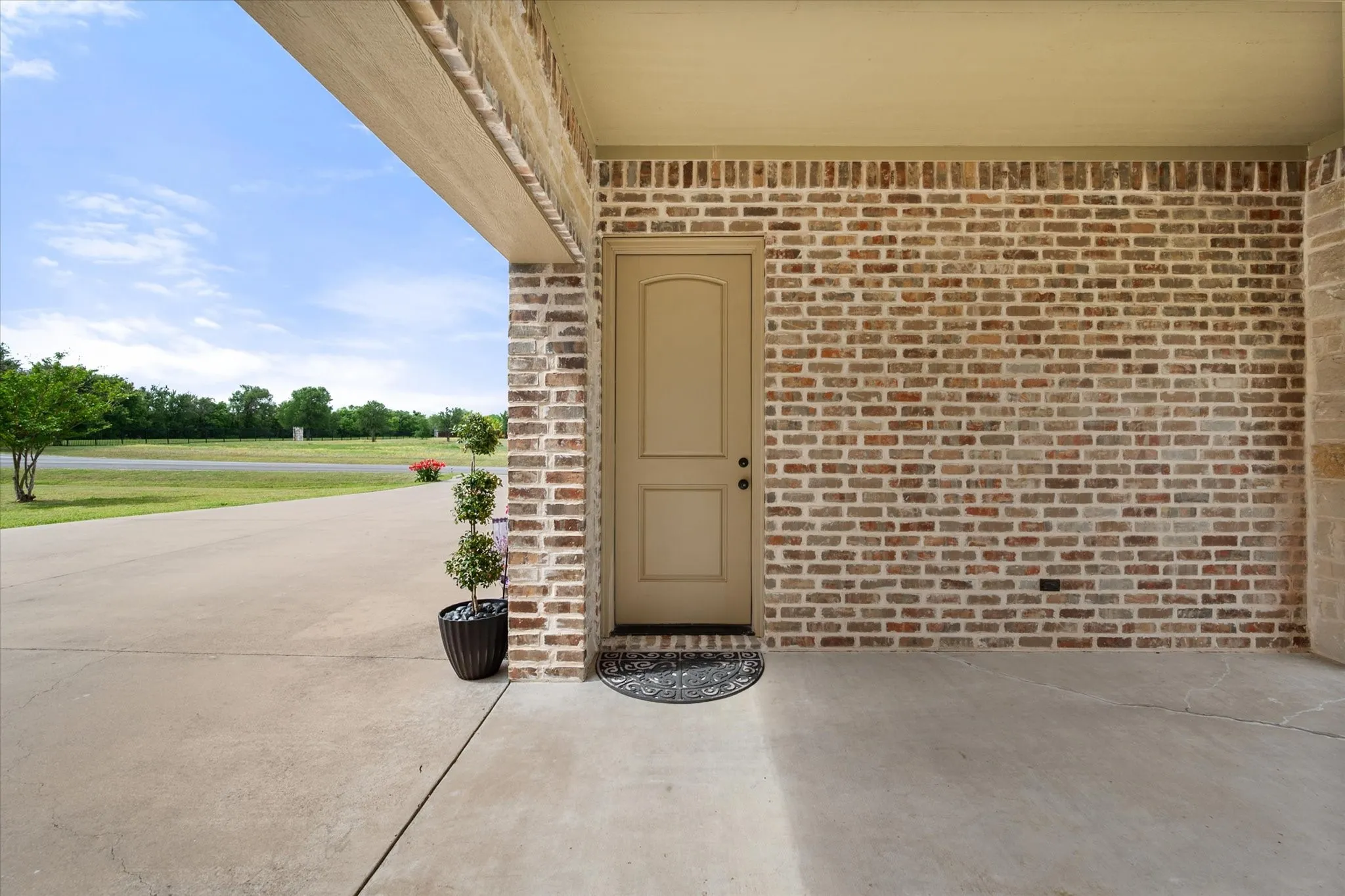 Separate entry to the guest apartment.