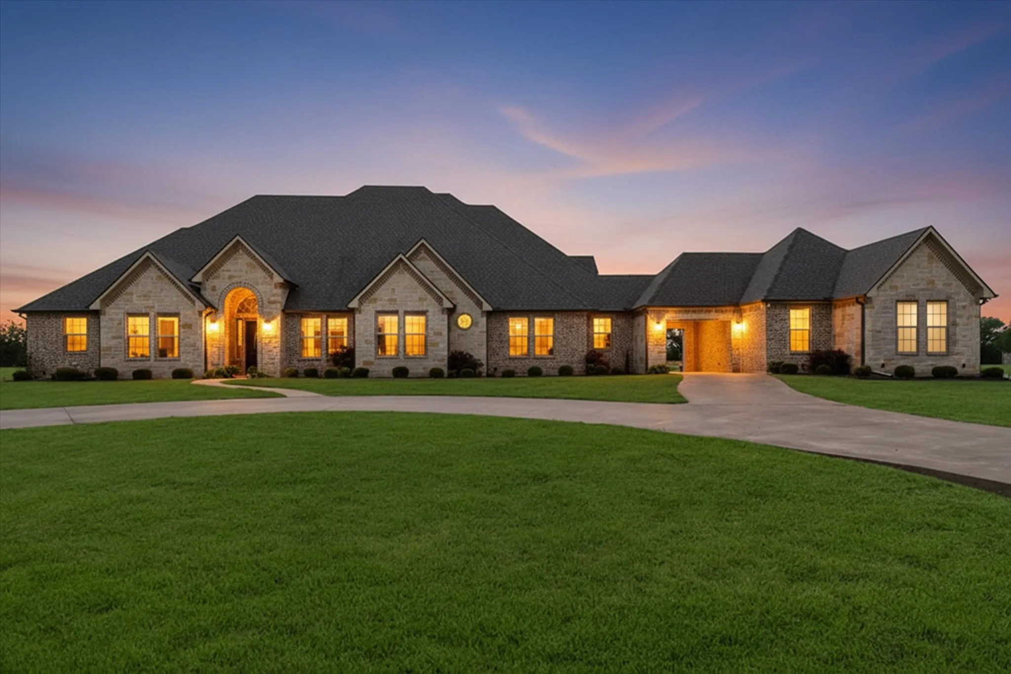 Single Family Residence For Sale in Navarro County , 107 Fairway Parks Drive, Corsicana, Texas 75110, 6 Bedrooms, 5 Bathrooms, 3 Garage spaces, 4,330 Sqft, built in 2016, Preowned, Price $899,000, mls#21235043, Real Estate Agent in Corsicana, Homes For Sale in Navarro county, Homes For Sale in Corsicana, Realtor in Corsicana Texas, Real Estate Brokerage Independent Realty Texas, Luminita Cordes Realtor