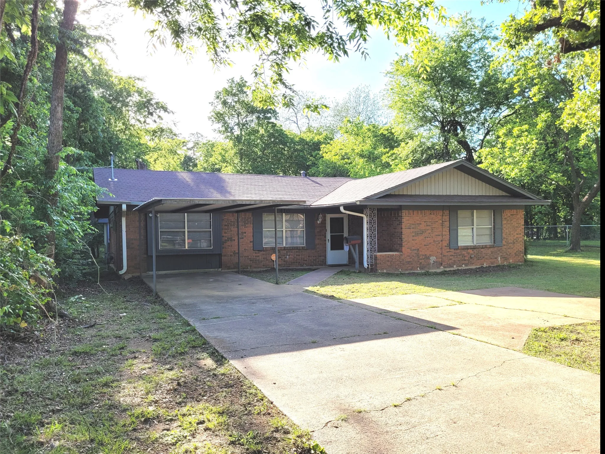 Single Family Residence For Sale in Lamar County , 410 SW 22ND, Paris, Texas 75460, 3 Bedroom, 2 Bathroom, Garage spaces, 1,645 Sqft, built in 0, mls#21245625, Real Estate Agent in Paris, Homes For Sale in Lamar county, Homes For Sale in Paris, Realtor in Paris Texas, Real Estate Brokerage Independent Realty Texas, Luminita Cordes Realtor