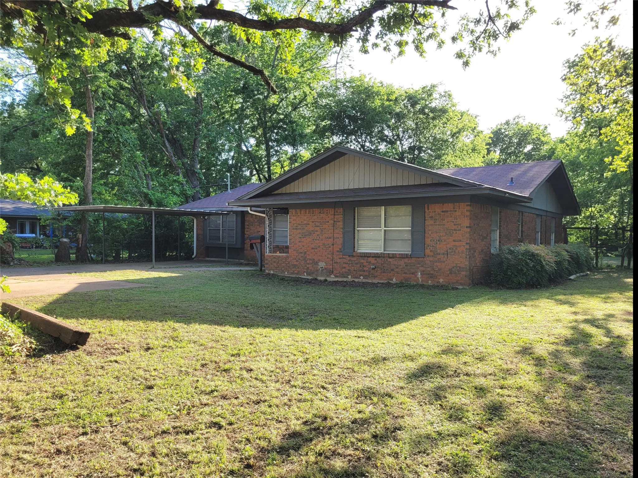 Single Family Residence For Sale in Lamar County , 410 SW 22ND, Paris, Texas 75460, 3 Bedroom, 2 Bathroom, Garage spaces, 1,645 Sqft, built in 0, mls#21245625, Real Estate Agent in Paris, Homes For Sale in Lamar county, Homes For Sale in Paris, Realtor in Paris Texas, Real Estate Brokerage Independent Realty Texas, Luminita Cordes Realtor