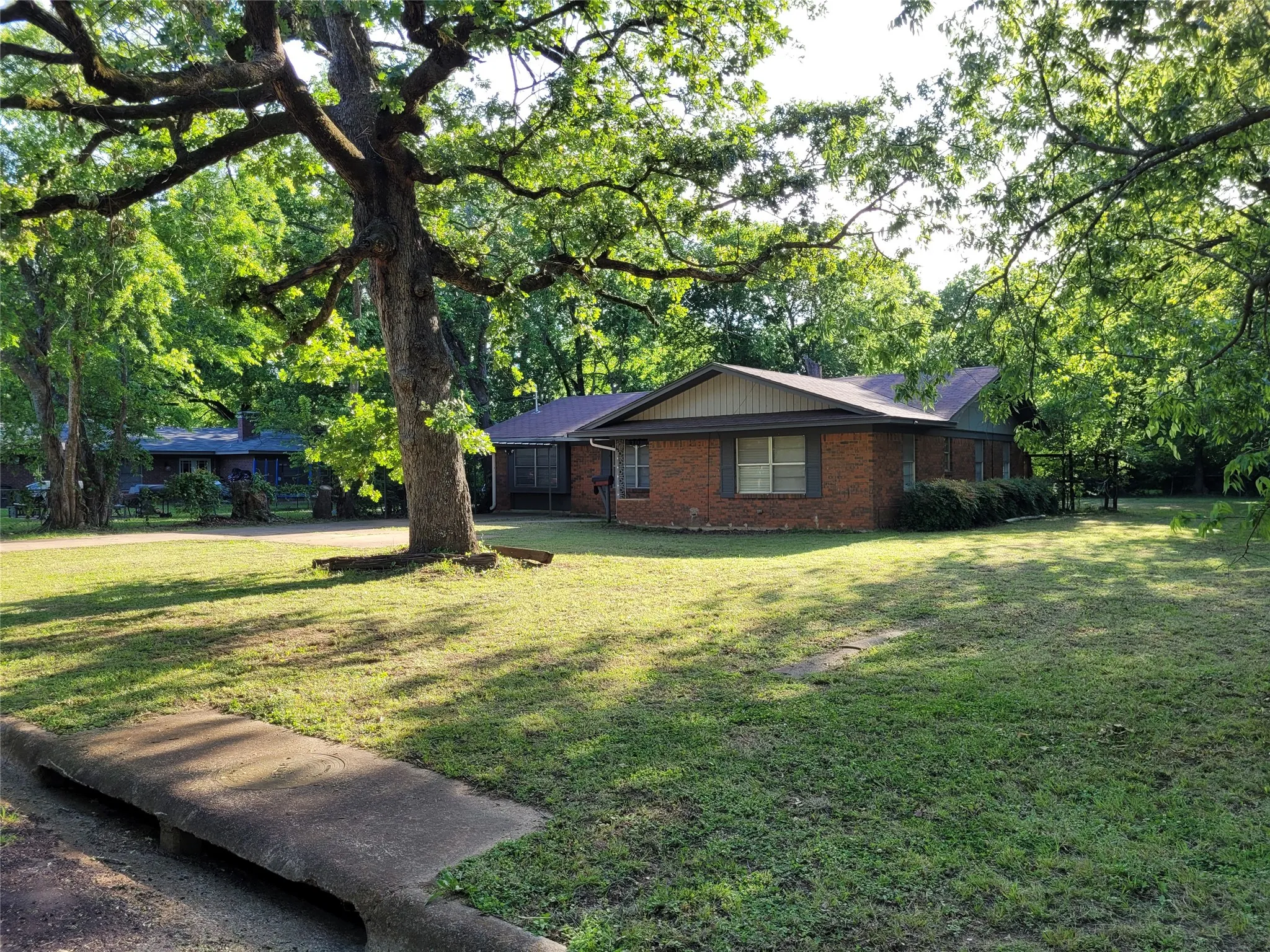 Single Family Residence For Sale in Lamar County , 410 SW 22ND, Paris, Texas 75460, 3 Bedroom, 2 Bathroom, Garage spaces, 1,645 Sqft, built in 0, mls#21245625, Real Estate Agent in Paris, Homes For Sale in Lamar county, Homes For Sale in Paris, Realtor in Paris Texas, Real Estate Brokerage Independent Realty Texas, Luminita Cordes Realtor