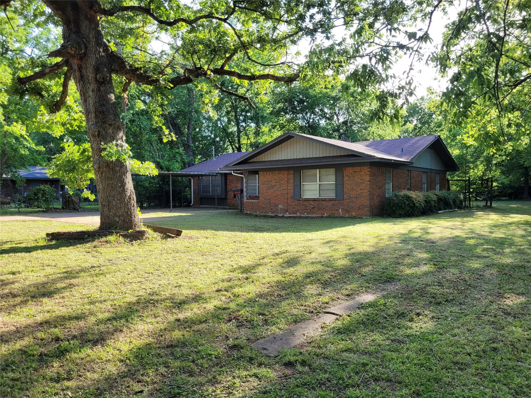 Single Family Residence For Sale in Lamar County , 410 SW 22ND, Paris, Texas 75460, 3 Bedroom, 2 Bathroom, Garage spaces, 1,645 Sqft, built in 0, mls#21245625, Real Estate Agent in Paris, Homes For Sale in Lamar county, Homes For Sale in Paris, Realtor in Paris Texas, Real Estate Brokerage Independent Realty Texas, Luminita Cordes Realtor